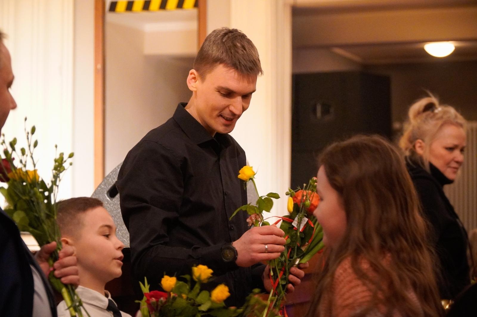 Zdjęcie w galerii na portalu naszraciborz.pl: Największy instrument smyczkowy - KONTRABAS na koncertach umuzykalniających w RCK wiadomości z regionu