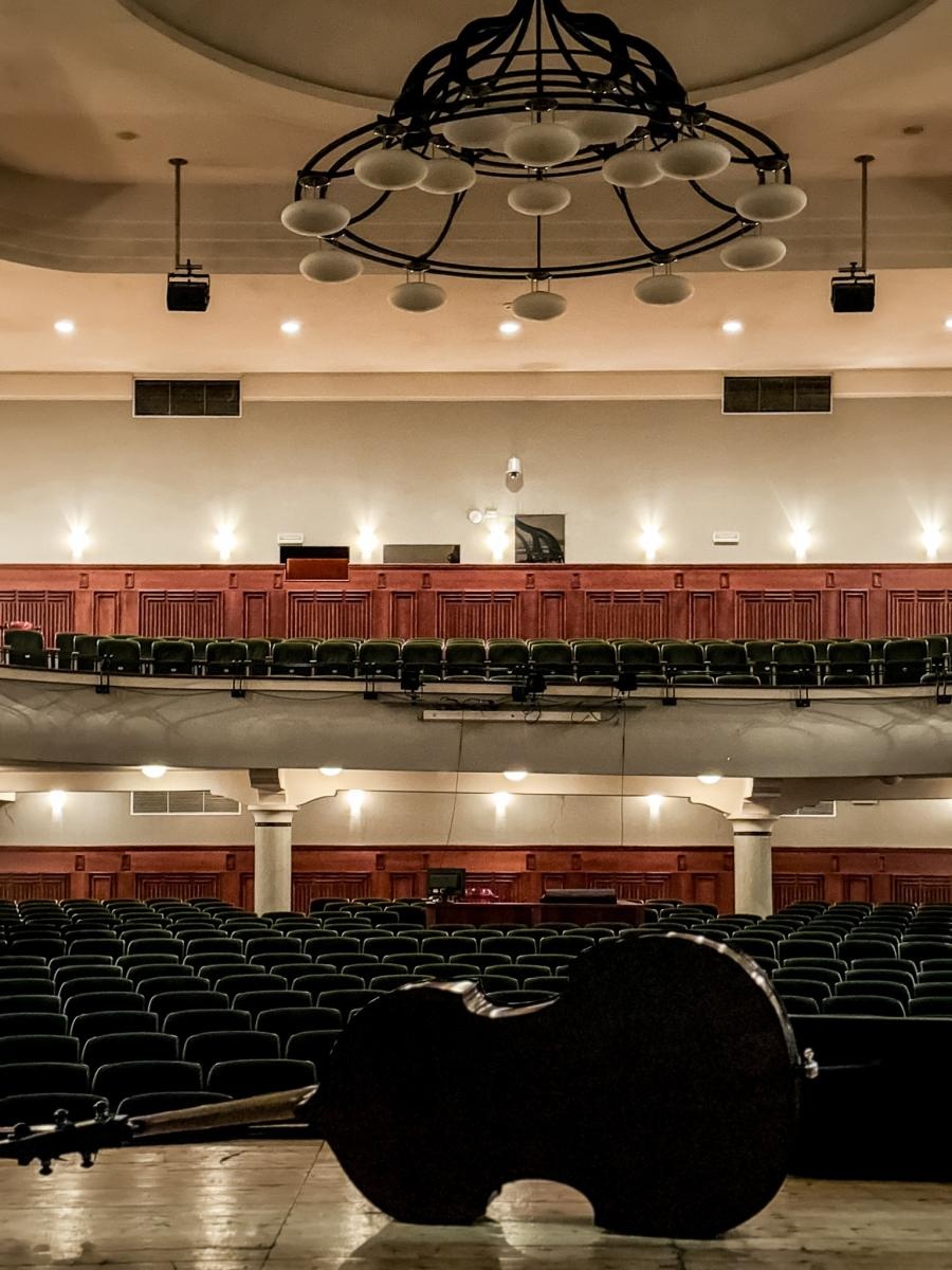 Zdjęcie w galerii na portalu naszraciborz.pl: Największy instrument smyczkowy - KONTRABAS na koncertach umuzykalniających w RCK wiadomości z regionu