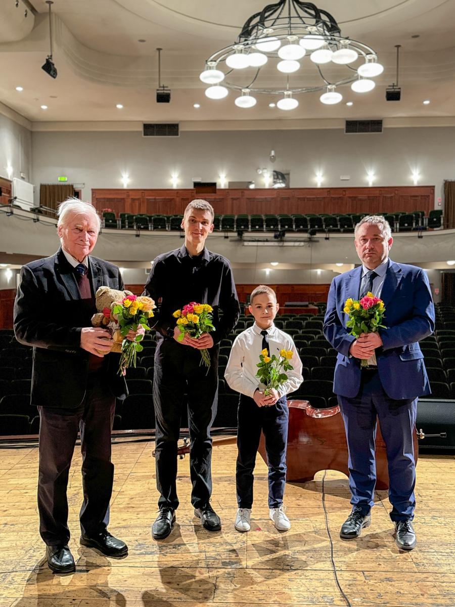 Zdjęcie w galerii na portalu naszraciborz.pl: Największy instrument smyczkowy - KONTRABAS na koncertach umuzykalniających w RCK wiadomości z regionu