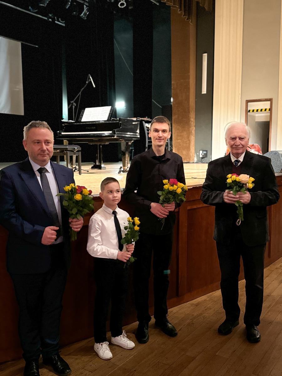 Zdjęcie w galerii na portalu naszraciborz.pl: Największy instrument smyczkowy - KONTRABAS na koncertach umuzykalniających w RCK wiadomości z regionu