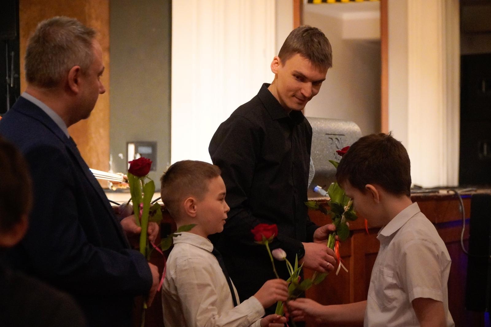 Zdjęcie w galerii na portalu naszraciborz.pl: Największy instrument smyczkowy - KONTRABAS na koncertach umuzykalniających w RCK wiadomości z regionu