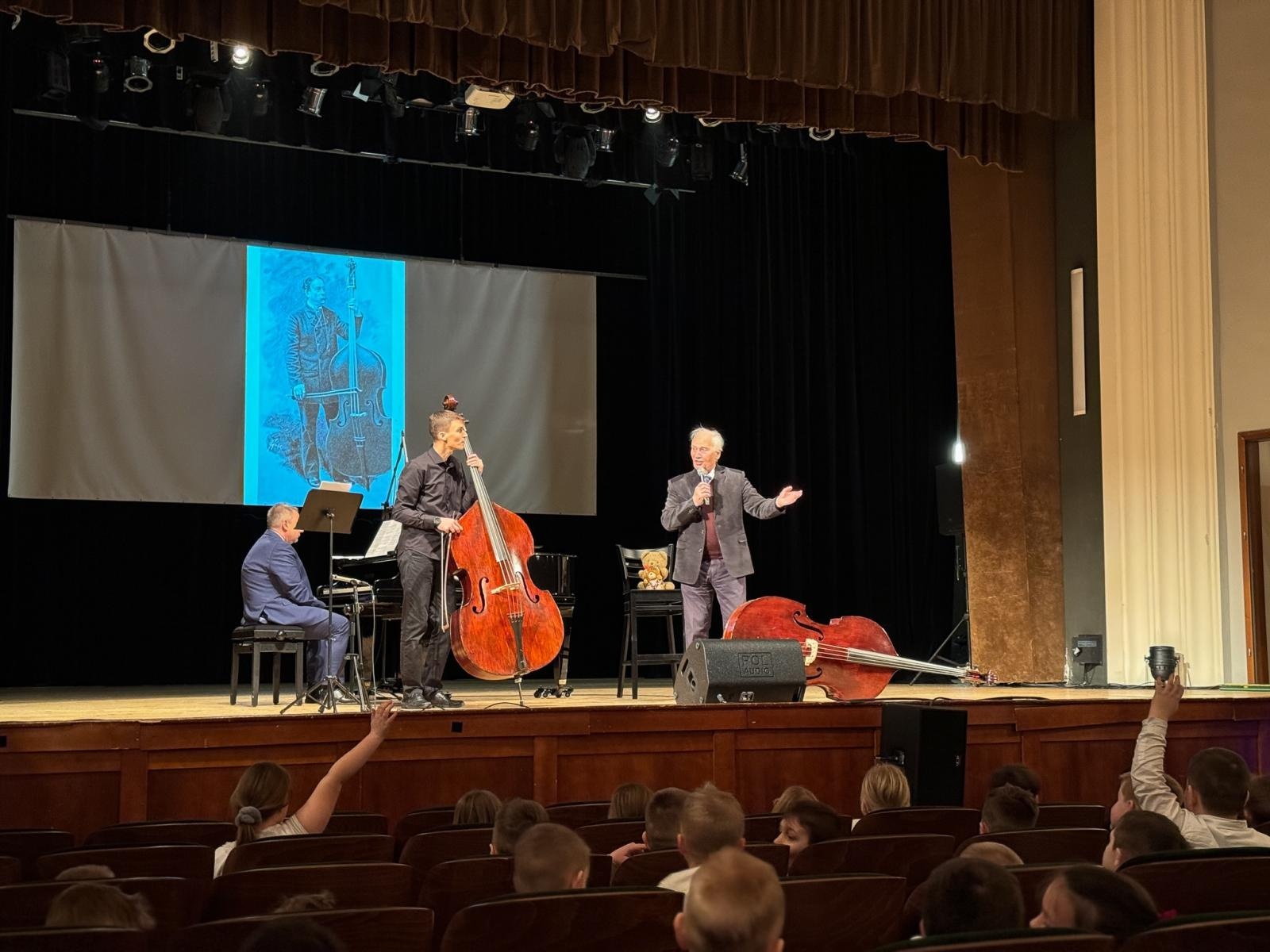 Zdjęcie w galerii na portalu naszraciborz.pl: Największy instrument smyczkowy - KONTRABAS na koncertach umuzykalniających w RCK wiadomości z regionu