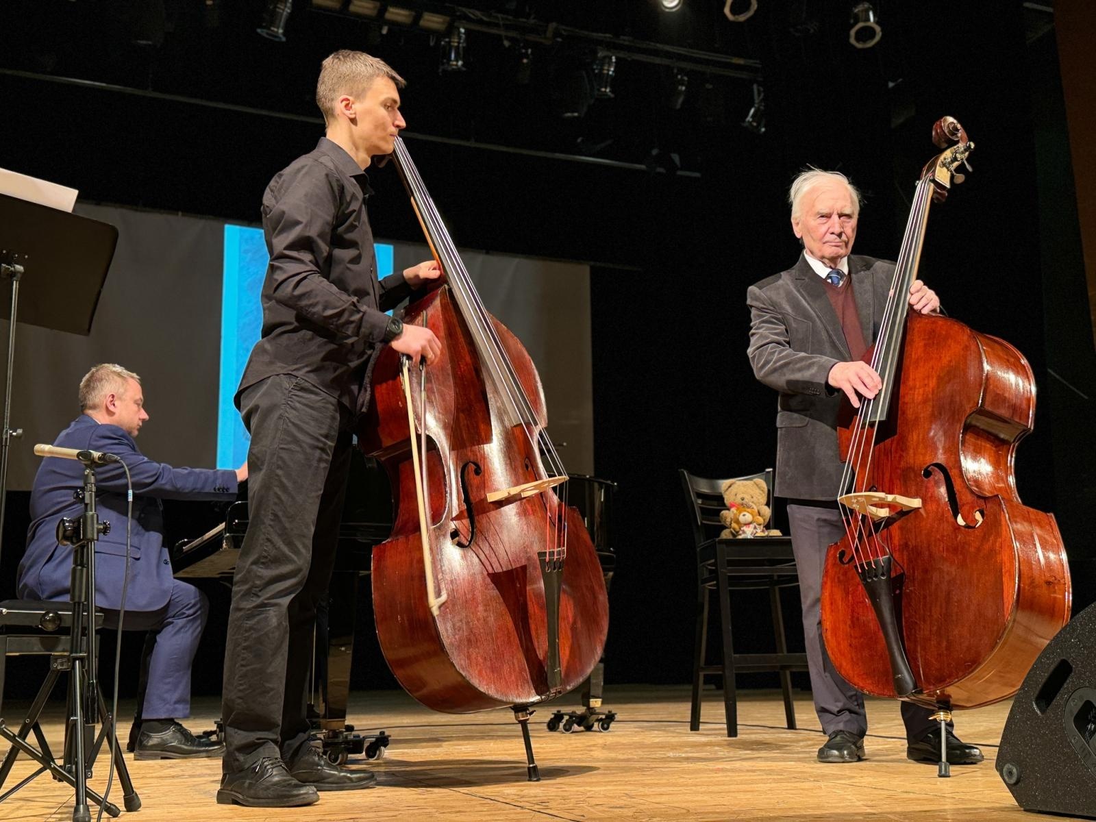Zdjęcie w galerii na portalu naszraciborz.pl: Największy instrument smyczkowy - KONTRABAS na koncertach umuzykalniających w RCK wiadomości z regionu