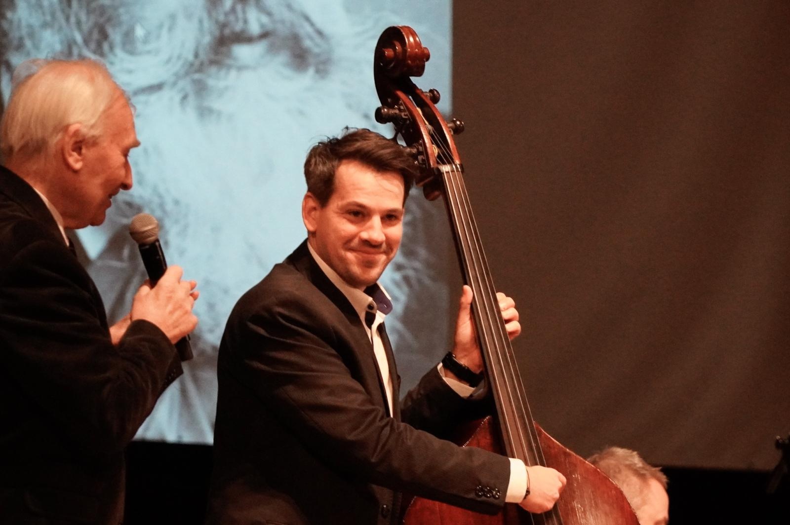 Zdjęcie w galerii na portalu naszraciborz.pl: Największy instrument smyczkowy - KONTRABAS na koncertach umuzykalniających w RCK wiadomości z regionu