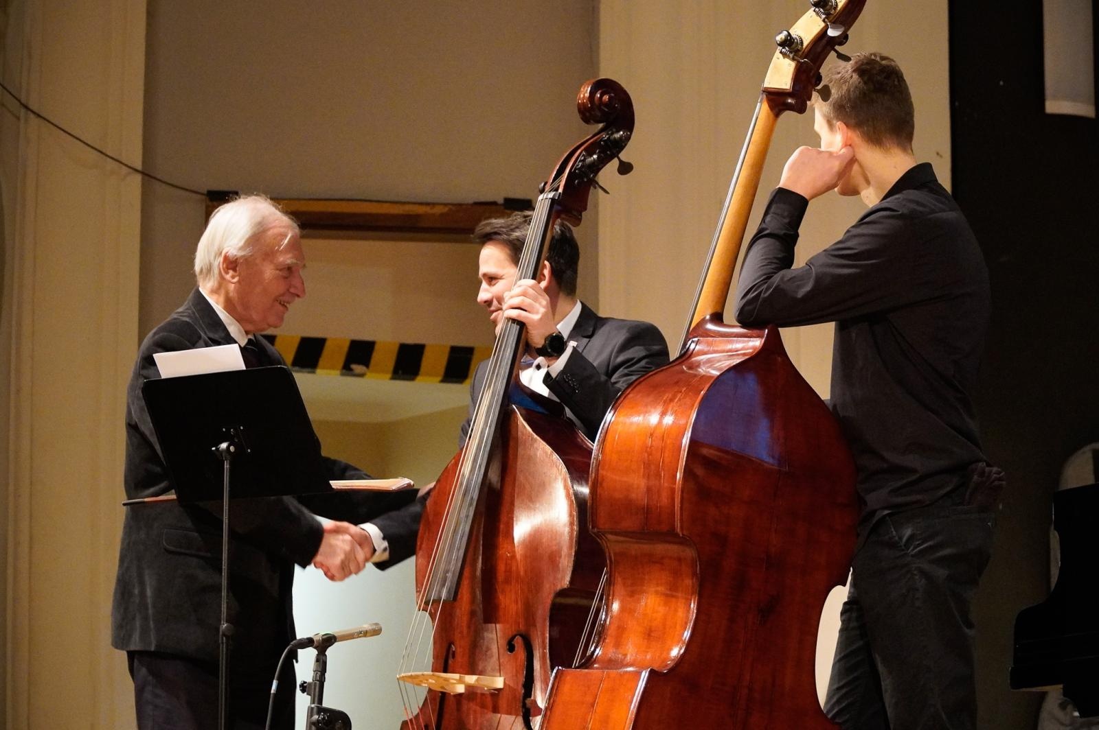 Zdjęcie w galerii na portalu naszraciborz.pl: Największy instrument smyczkowy - KONTRABAS na koncertach umuzykalniających w RCK wiadomości z regionu
