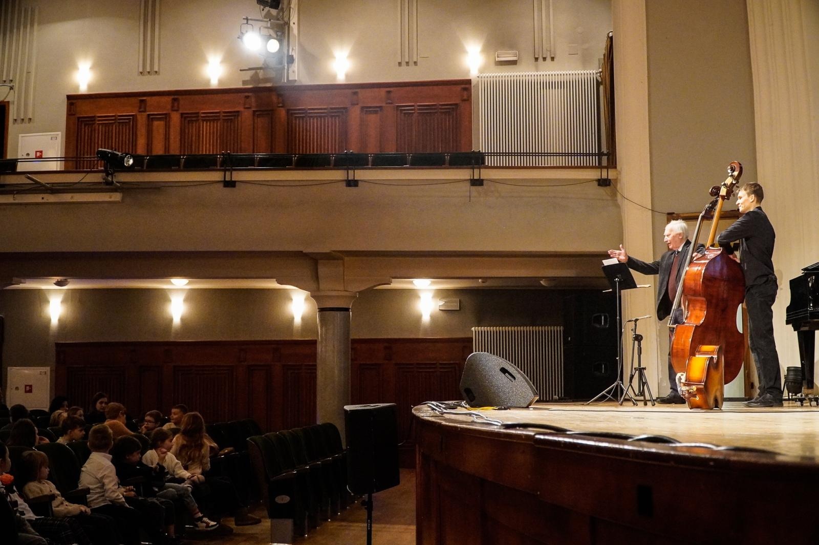 Zdjęcie w galerii na portalu naszraciborz.pl: Największy instrument smyczkowy - KONTRABAS na koncertach umuzykalniających w RCK wiadomości z regionu