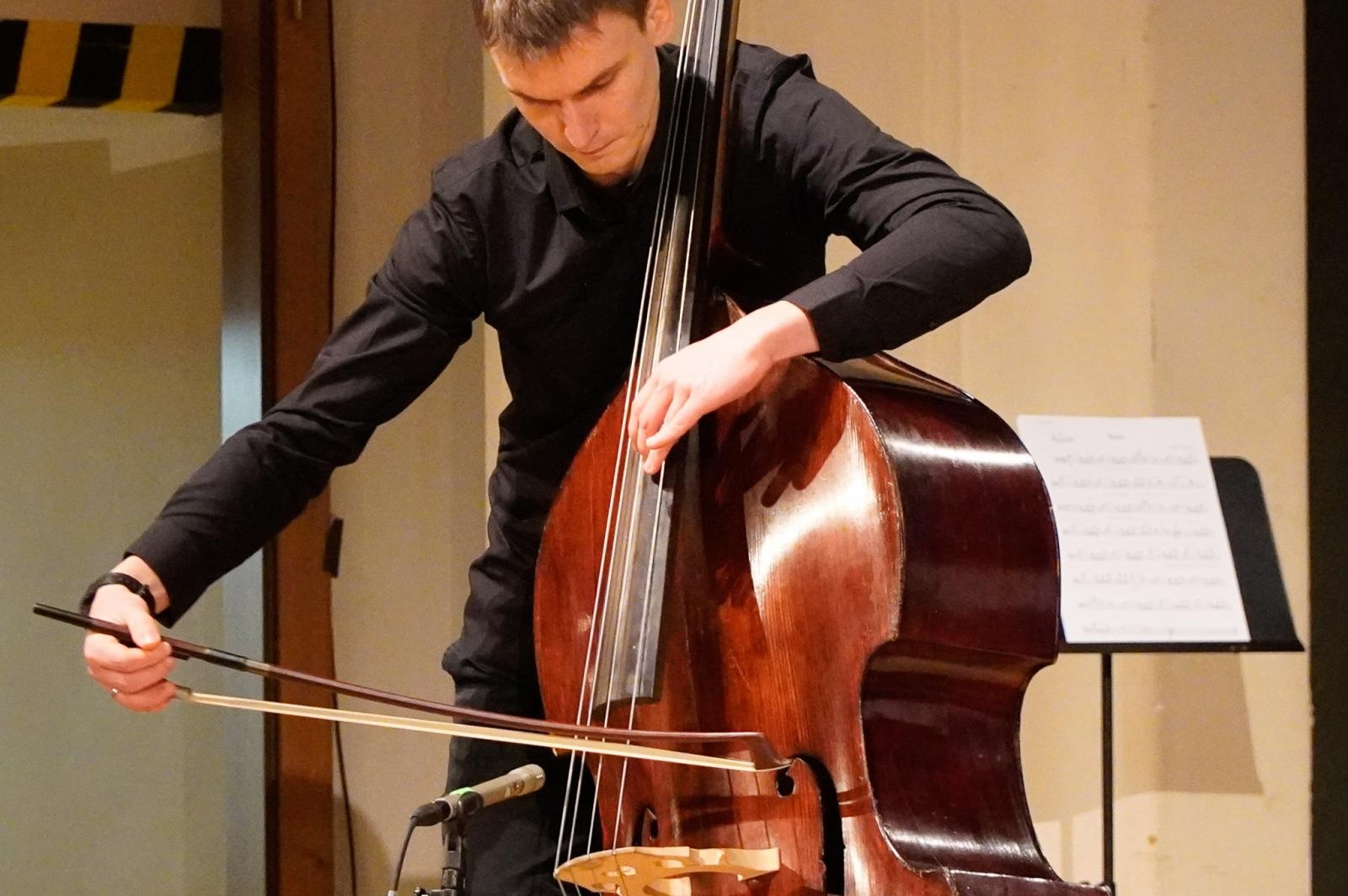 Zdjęcie w galerii na portalu naszraciborz.pl: Największy instrument smyczkowy - KONTRABAS na koncertach umuzykalniających w RCK wiadomości z regionu