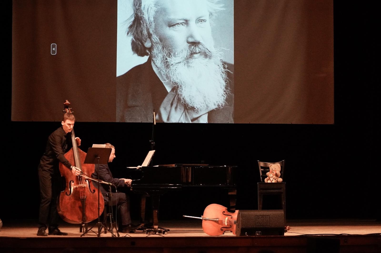 Zdjęcie w galerii na portalu naszraciborz.pl: Największy instrument smyczkowy - KONTRABAS na koncertach umuzykalniających w RCK wiadomości z regionu