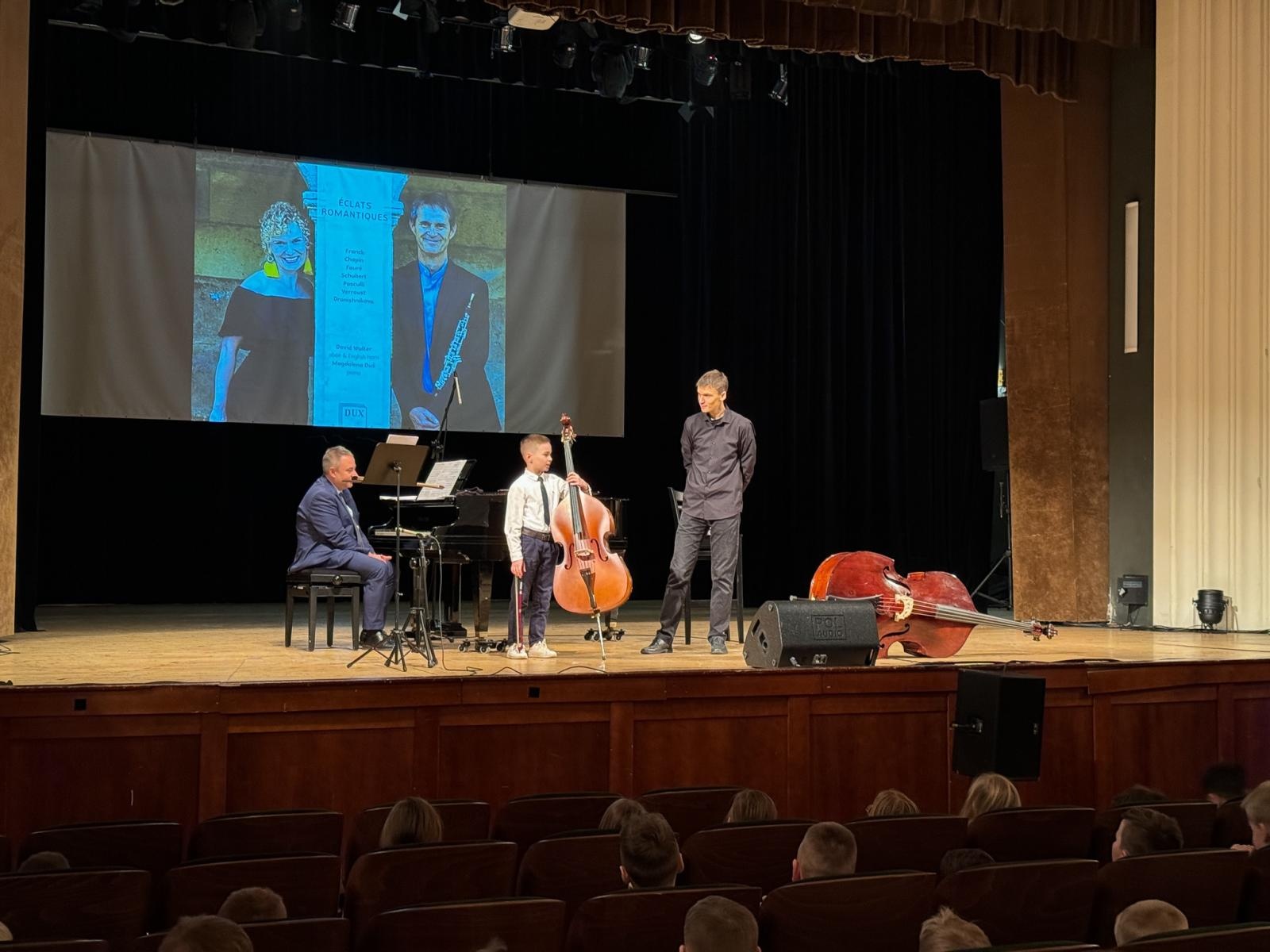 Zdjęcie w galerii na portalu naszraciborz.pl: Największy instrument smyczkowy - KONTRABAS na koncertach umuzykalniających w RCK wiadomości z regionu