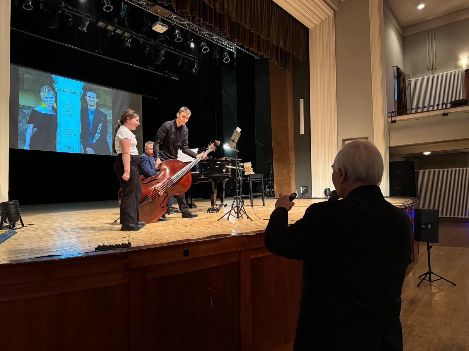 Zdjęcie w galerii na portalu naszraciborz.pl: Największy instrument smyczkowy - KONTRABAS na koncertach umuzykalniających w RCK wiadomości z regionu