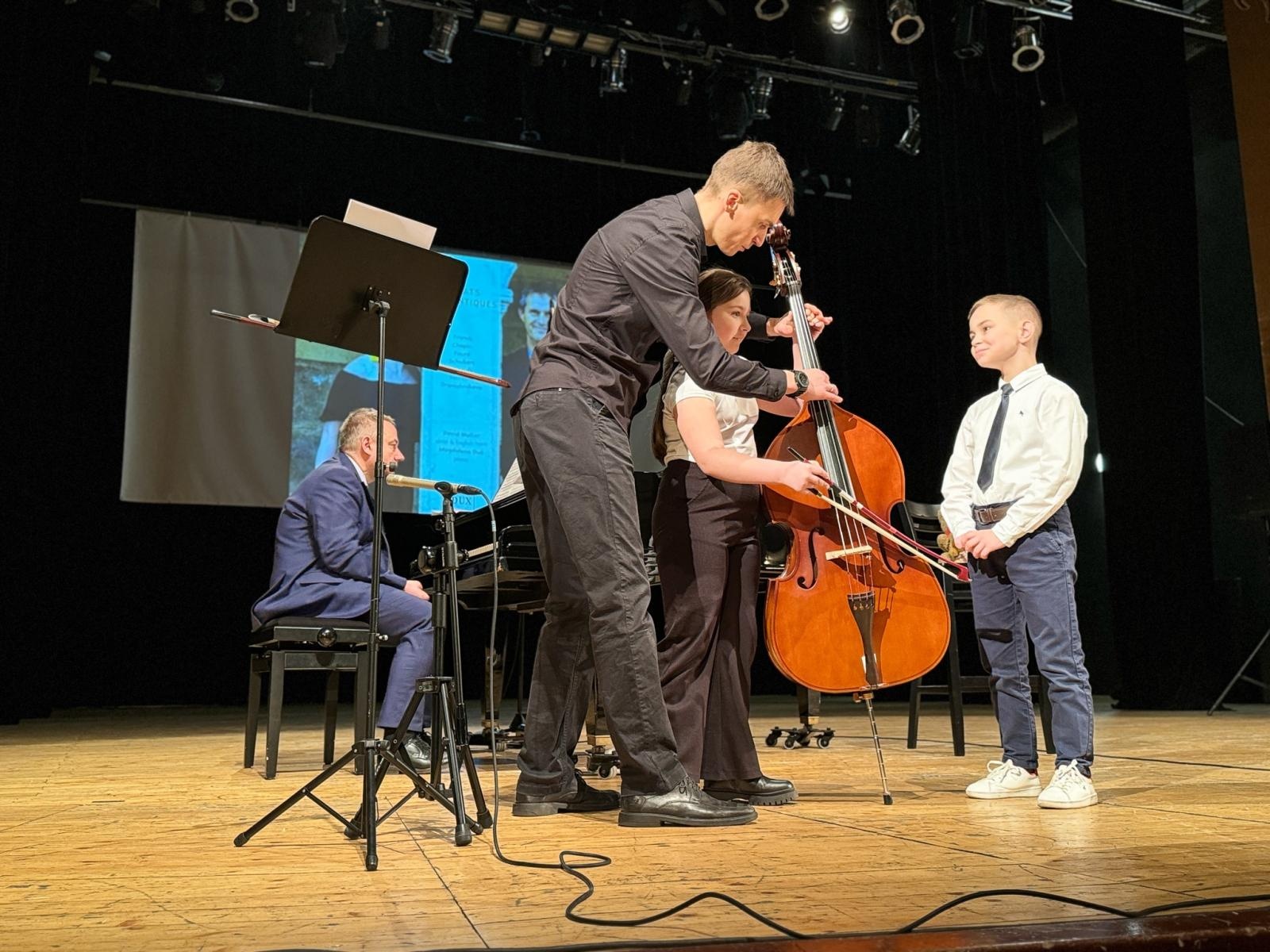 Zdjęcie w galerii na portalu naszraciborz.pl: Największy instrument smyczkowy - KONTRABAS na koncertach umuzykalniających w RCK wiadomości z regionu