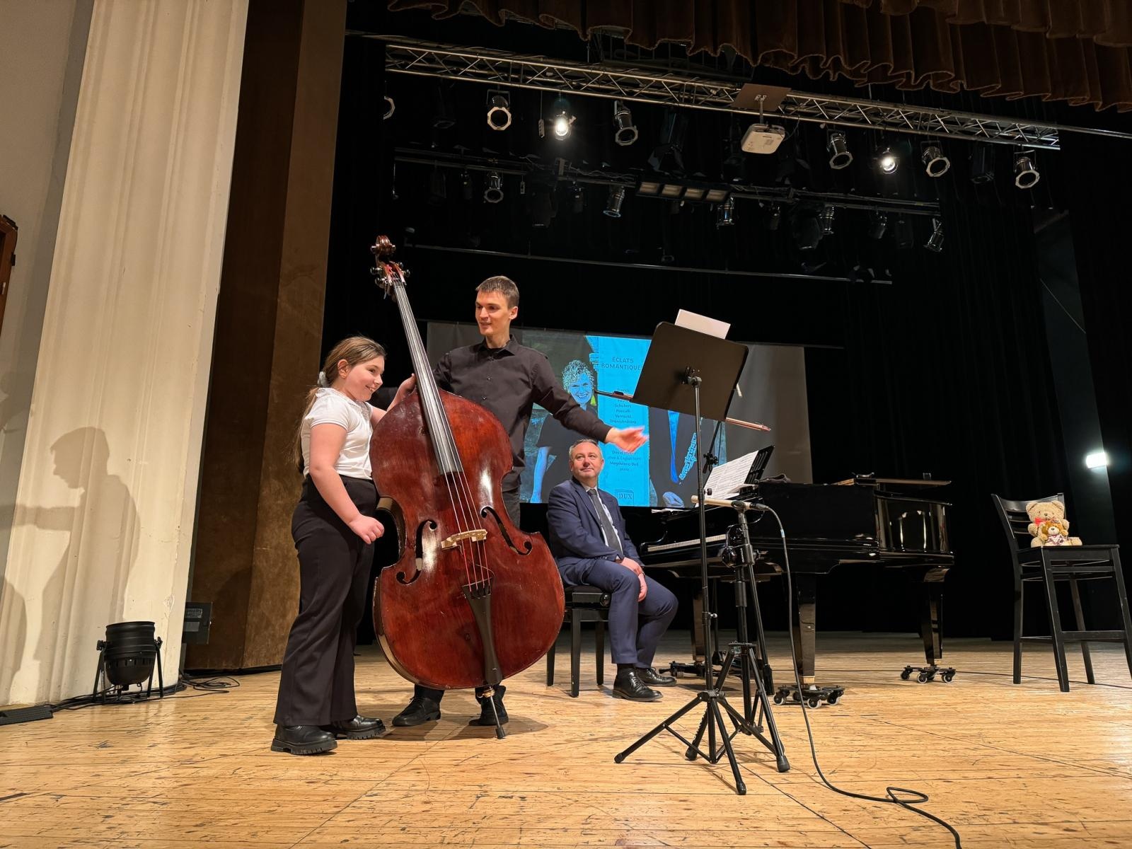 Zdjęcie w galerii na portalu naszraciborz.pl: Największy instrument smyczkowy - KONTRABAS na koncertach umuzykalniających w RCK wiadomości z regionu