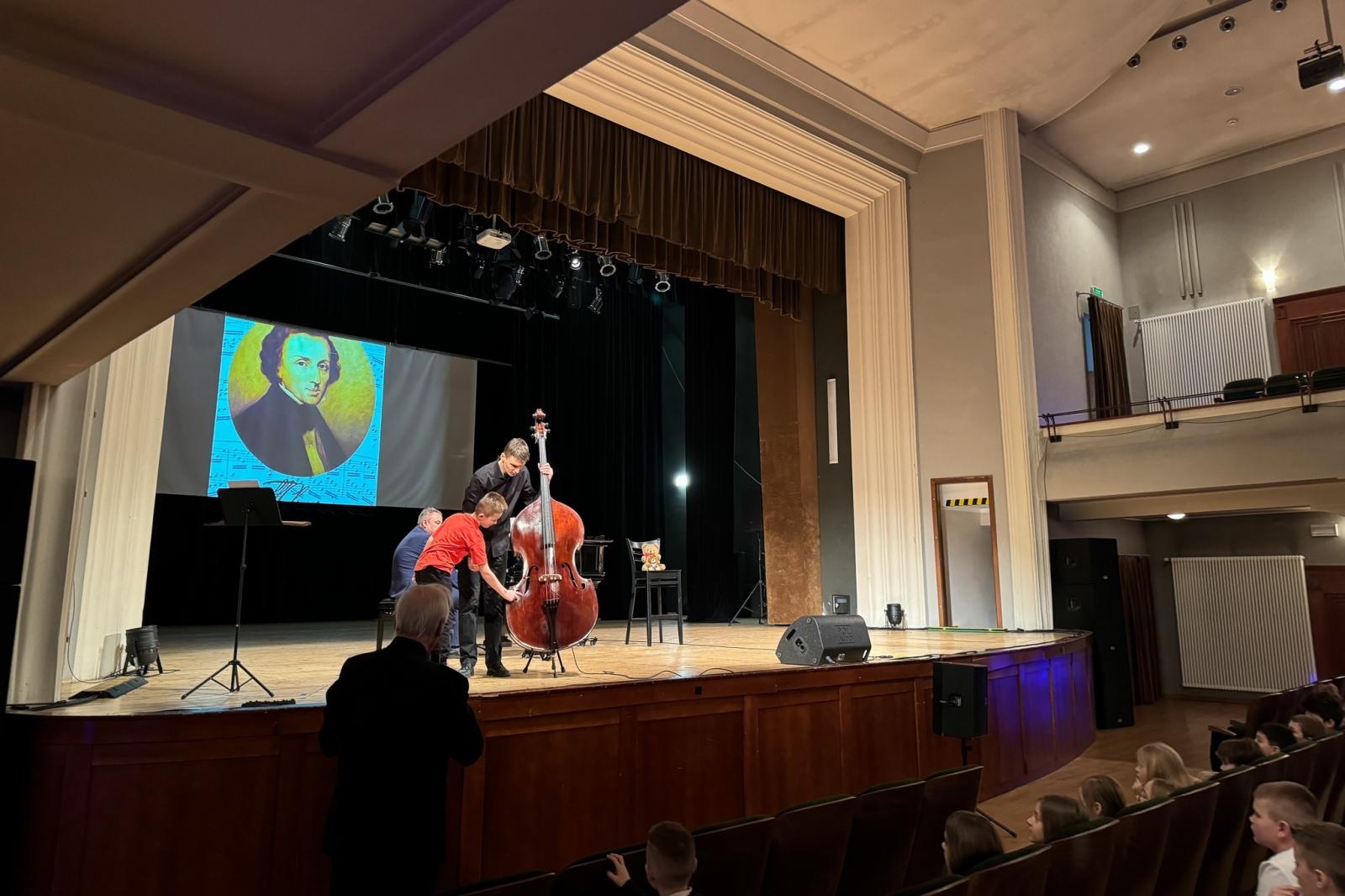 Zdjęcie w galerii na portalu naszraciborz.pl: Największy instrument smyczkowy - KONTRABAS na koncertach umuzykalniających w RCK wiadomości z regionu