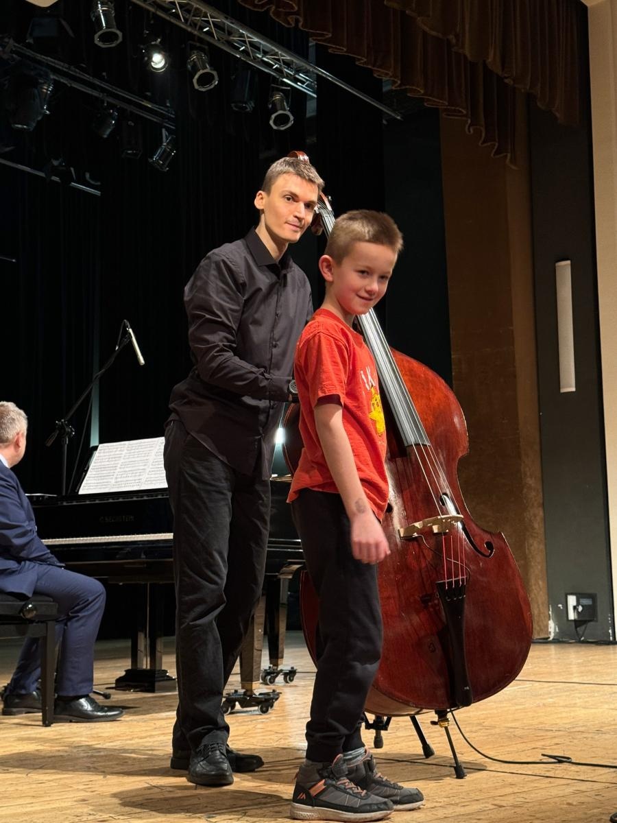 Zdjęcie w galerii na portalu naszraciborz.pl: Największy instrument smyczkowy - KONTRABAS na koncertach umuzykalniających w RCK wiadomości z regionu