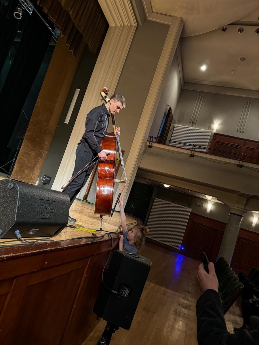 Zdjęcie w galerii na portalu naszraciborz.pl: Największy instrument smyczkowy - KONTRABAS na koncertach umuzykalniających w RCK wiadomości z regionu