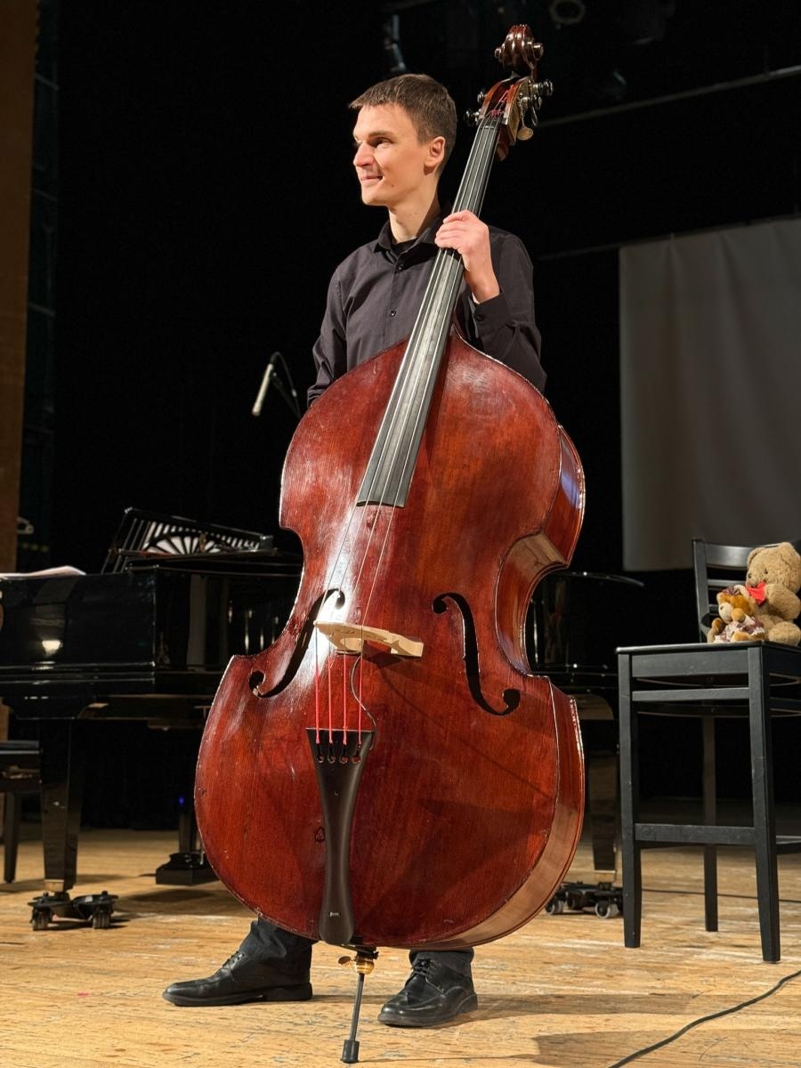 Zdjęcie w galerii na portalu naszraciborz.pl: Największy instrument smyczkowy - KONTRABAS na koncertach umuzykalniających w RCK wiadomości z regionu