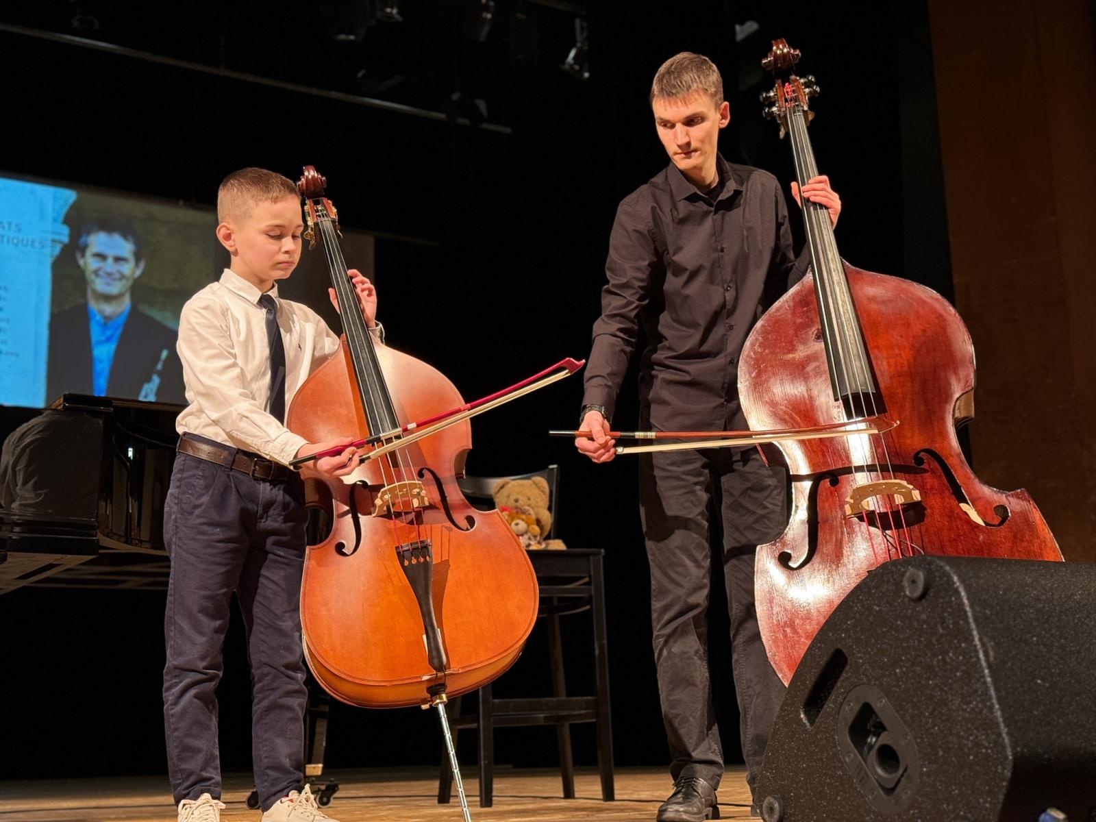 Zdjęcie w galerii na portalu naszraciborz.pl: Największy instrument smyczkowy - KONTRABAS na koncertach umuzykalniających w RCK wiadomości z regionu