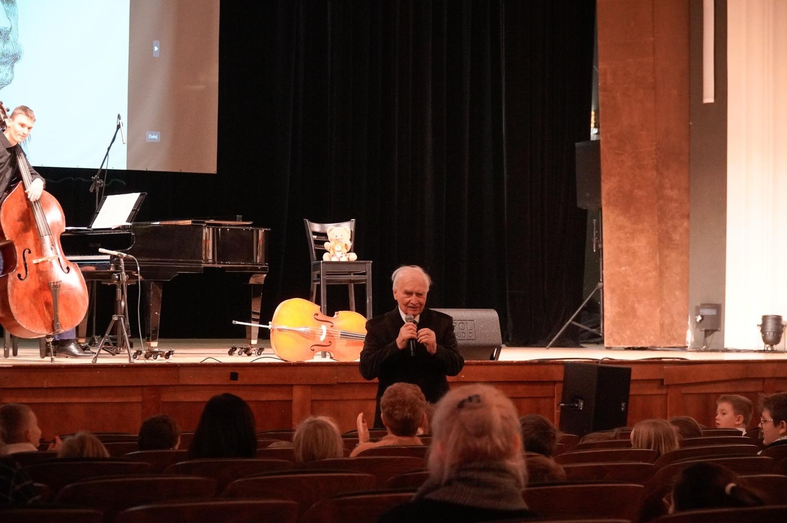 Zdjęcie w galerii na portalu naszraciborz.pl: Największy instrument smyczkowy - KONTRABAS na koncertach umuzykalniających w RCK wiadomości z regionu