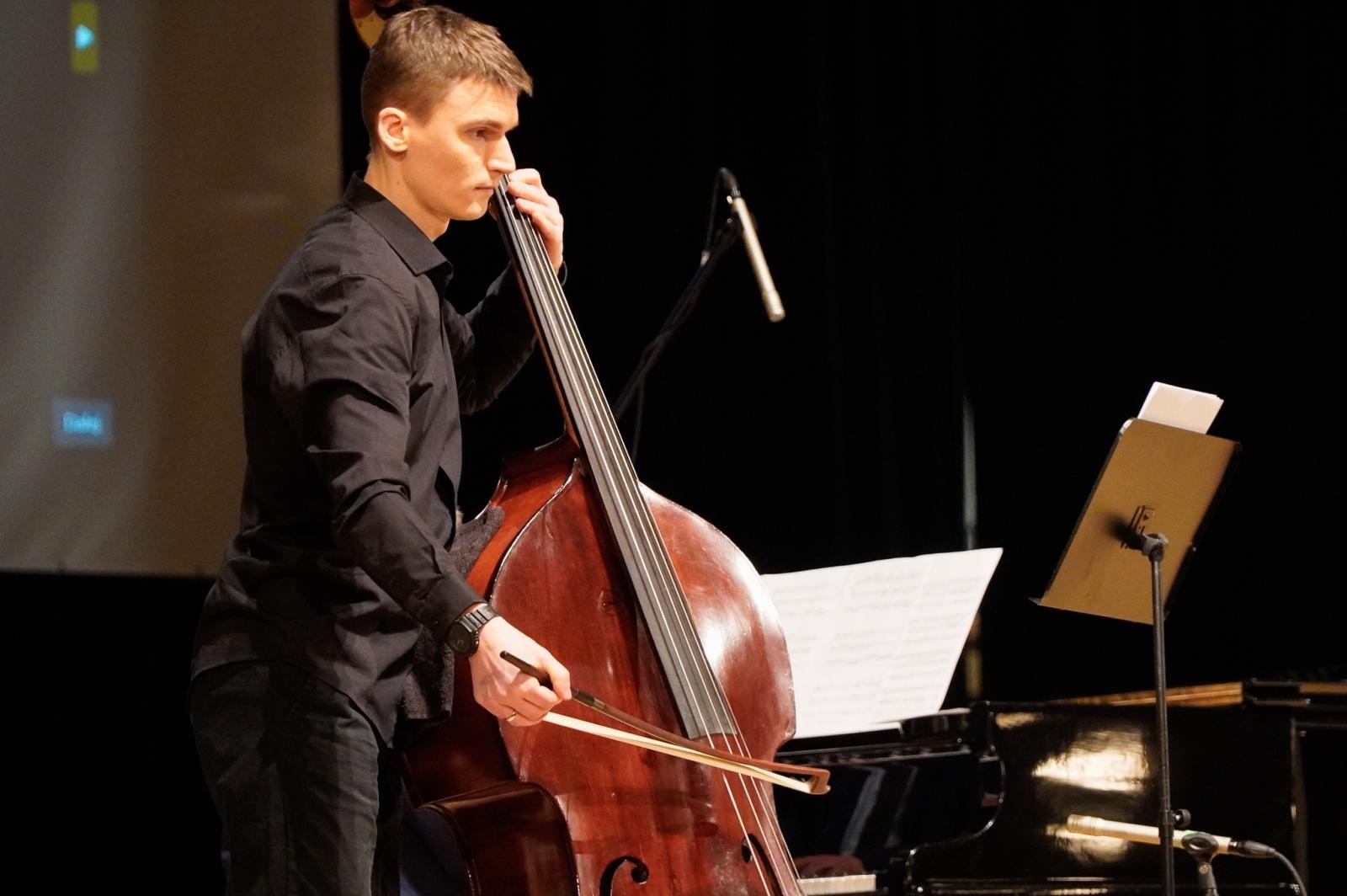 Zdjęcie w galerii na portalu naszraciborz.pl: Największy instrument smyczkowy - KONTRABAS na koncertach umuzykalniających w RCK wiadomości z regionu