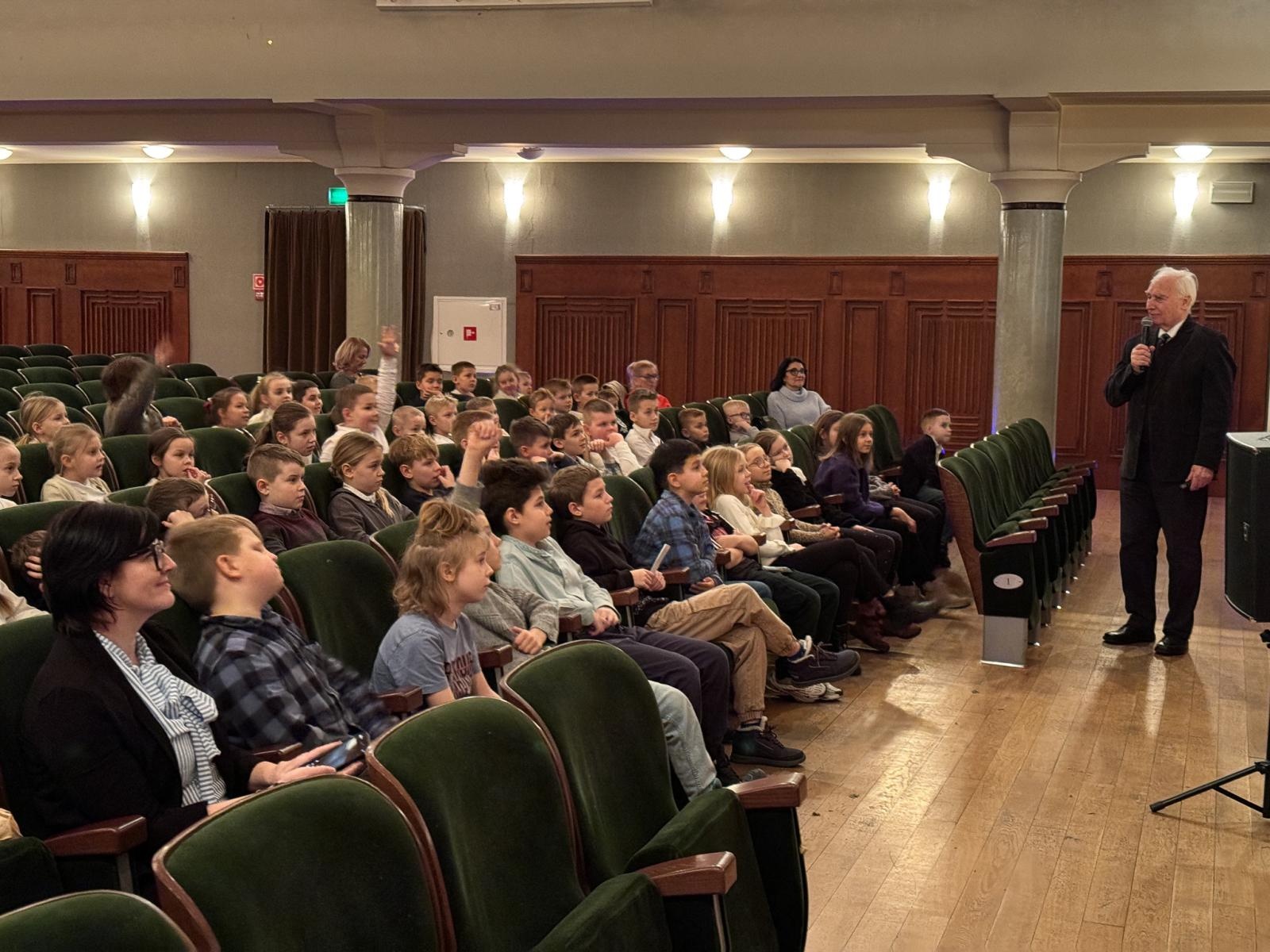 Zdjęcie w galerii na portalu naszraciborz.pl: Największy instrument smyczkowy - KONTRABAS na koncertach umuzykalniających w RCK wiadomości z regionu