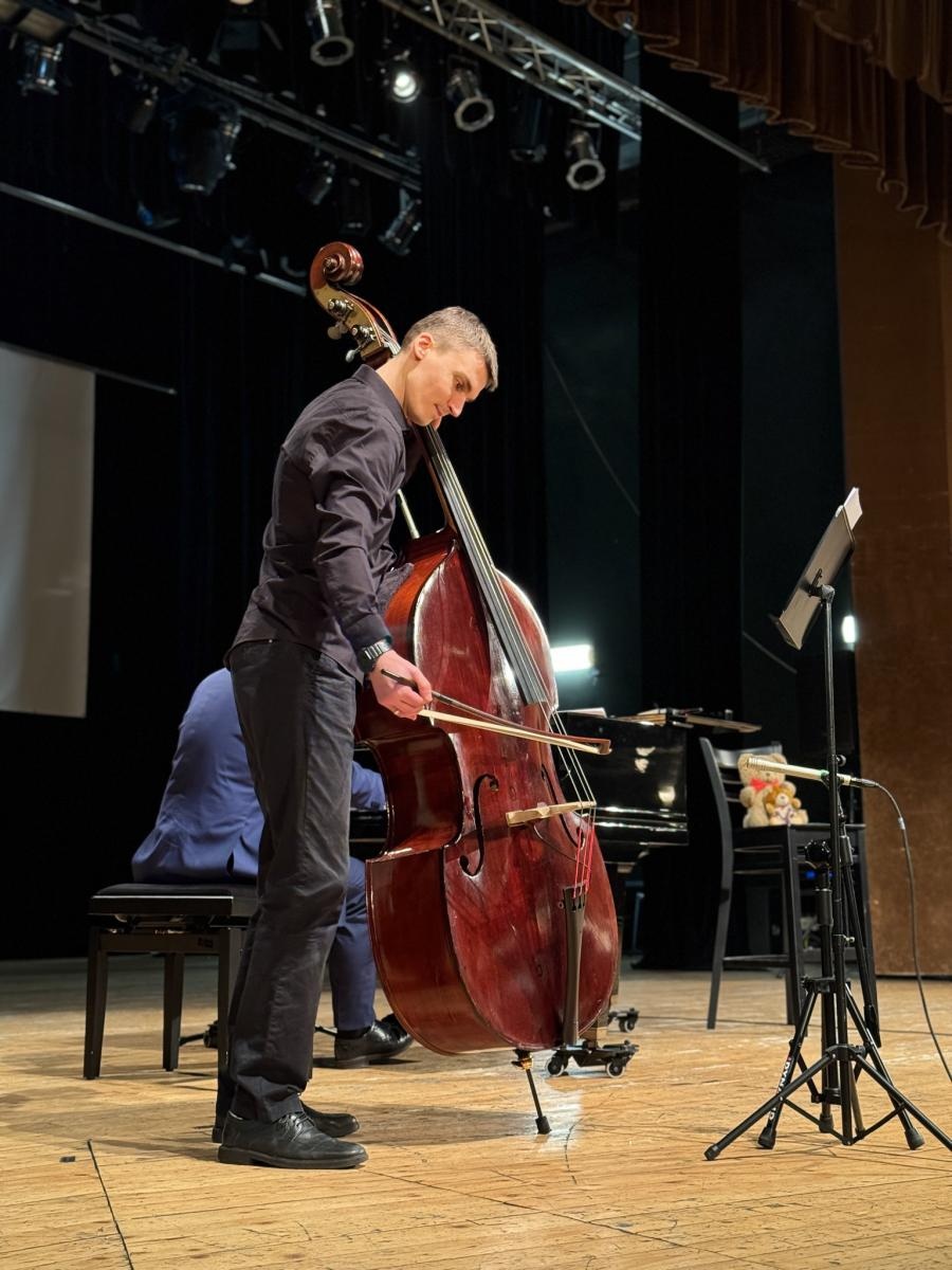 Zdjęcie w galerii na portalu naszraciborz.pl: Największy instrument smyczkowy - KONTRABAS na koncertach umuzykalniających w RCK wiadomości z regionu