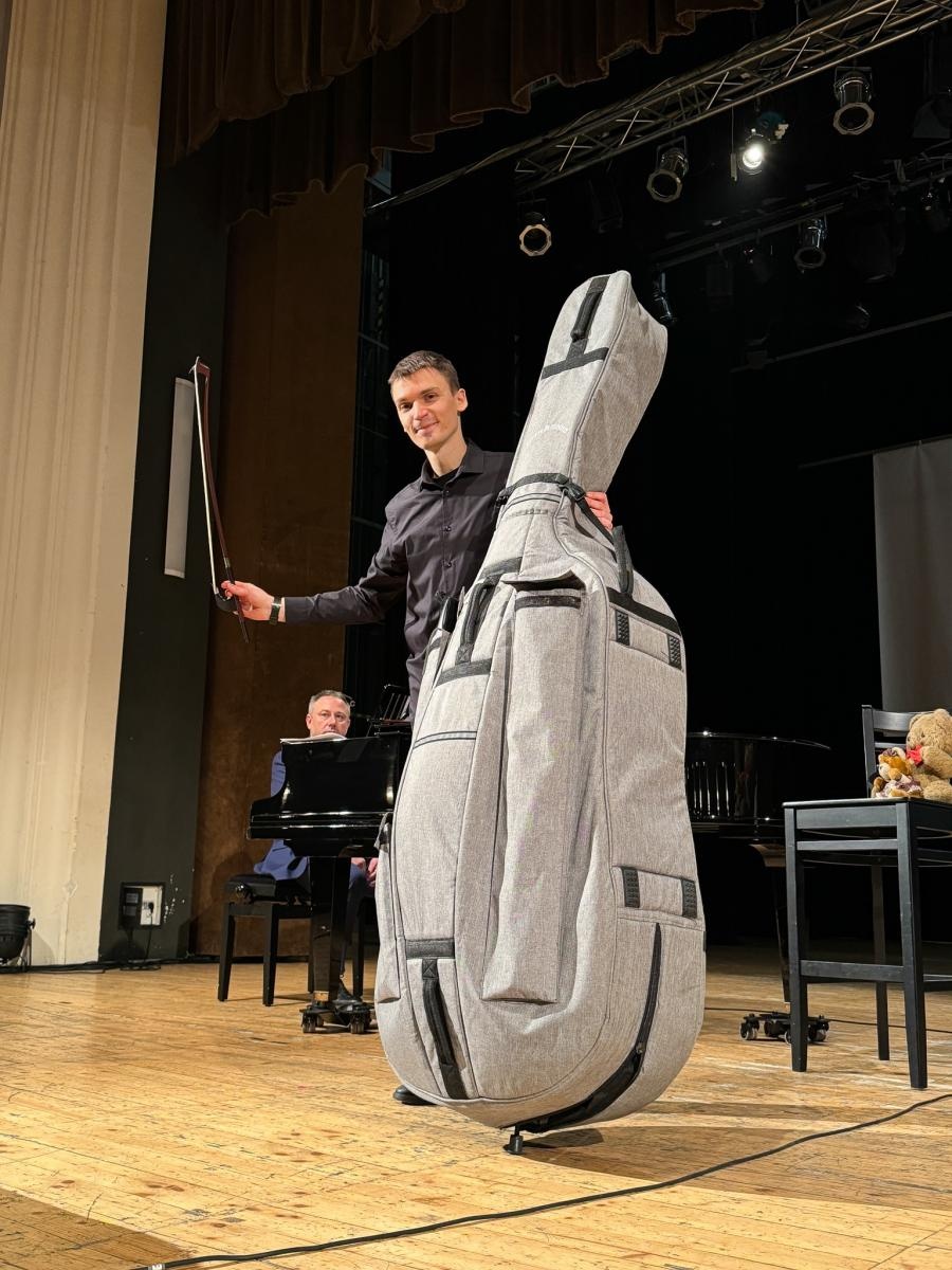 Zdjęcie w galerii na portalu naszraciborz.pl: Największy instrument smyczkowy - KONTRABAS na koncertach umuzykalniających w RCK wiadomości z regionu