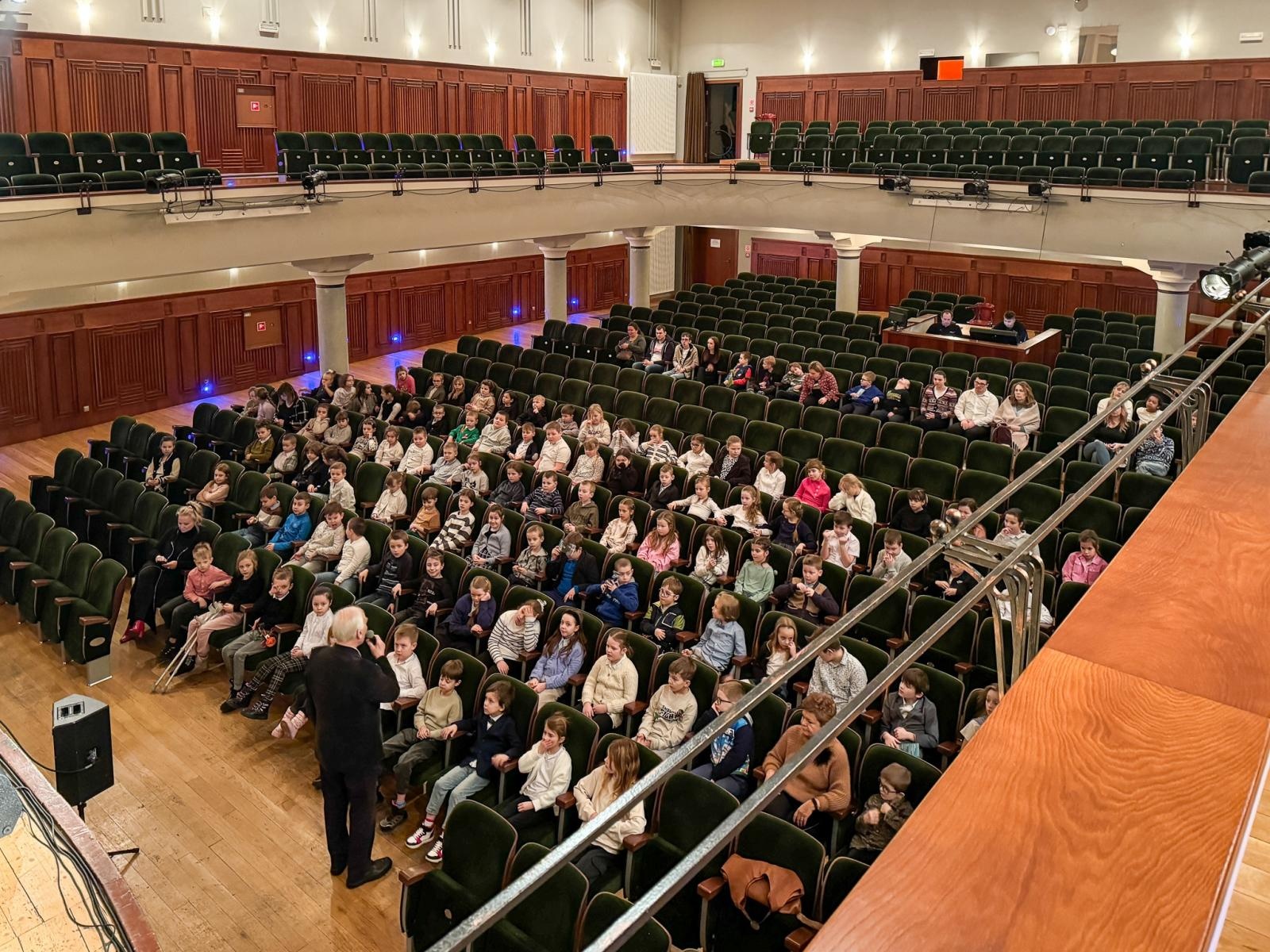Zdjęcie w galerii na portalu naszraciborz.pl: Największy instrument smyczkowy - KONTRABAS na koncertach umuzykalniających w RCK wiadomości z regionu