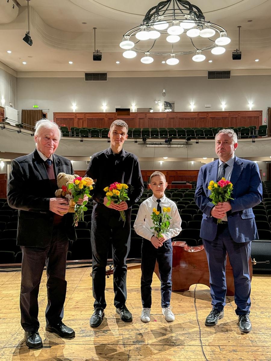 Zdjęcie w galerii na portalu naszraciborz.pl: Największy instrument smyczkowy - KONTRABAS na koncertach umuzykalniających w RCK wiadomości z regionu