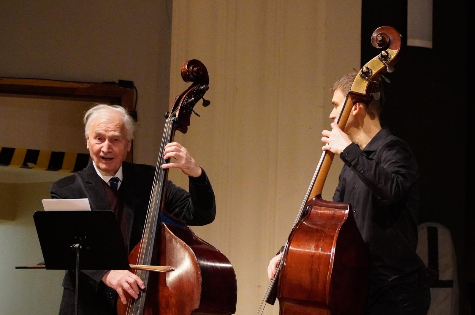 Zdjęcie w galerii na portalu naszraciborz.pl: Największy instrument smyczkowy - KONTRABAS na koncertach umuzykalniających w RCK wiadomości z regionu