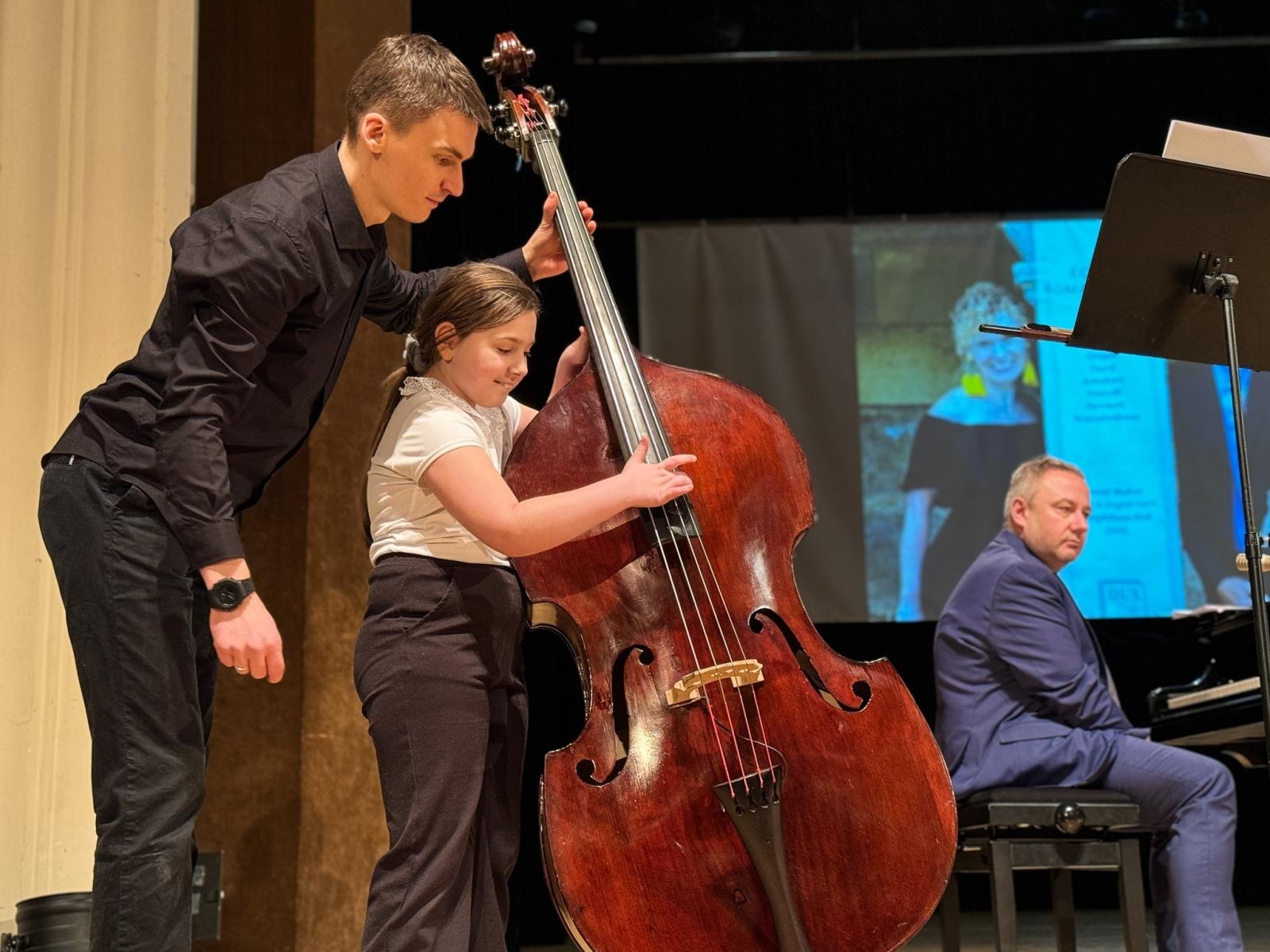 Zdjęcie w galerii na portalu naszraciborz.pl: Największy instrument smyczkowy - KONTRABAS na koncertach umuzykalniających w RCK wiadomości z regionu