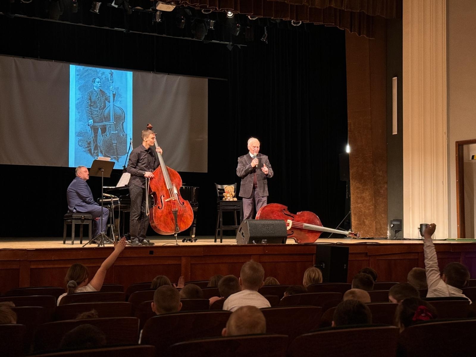 Zdjęcie w galerii na portalu naszraciborz.pl: Największy instrument smyczkowy - KONTRABAS na koncertach umuzykalniających w RCK wiadomości z regionu