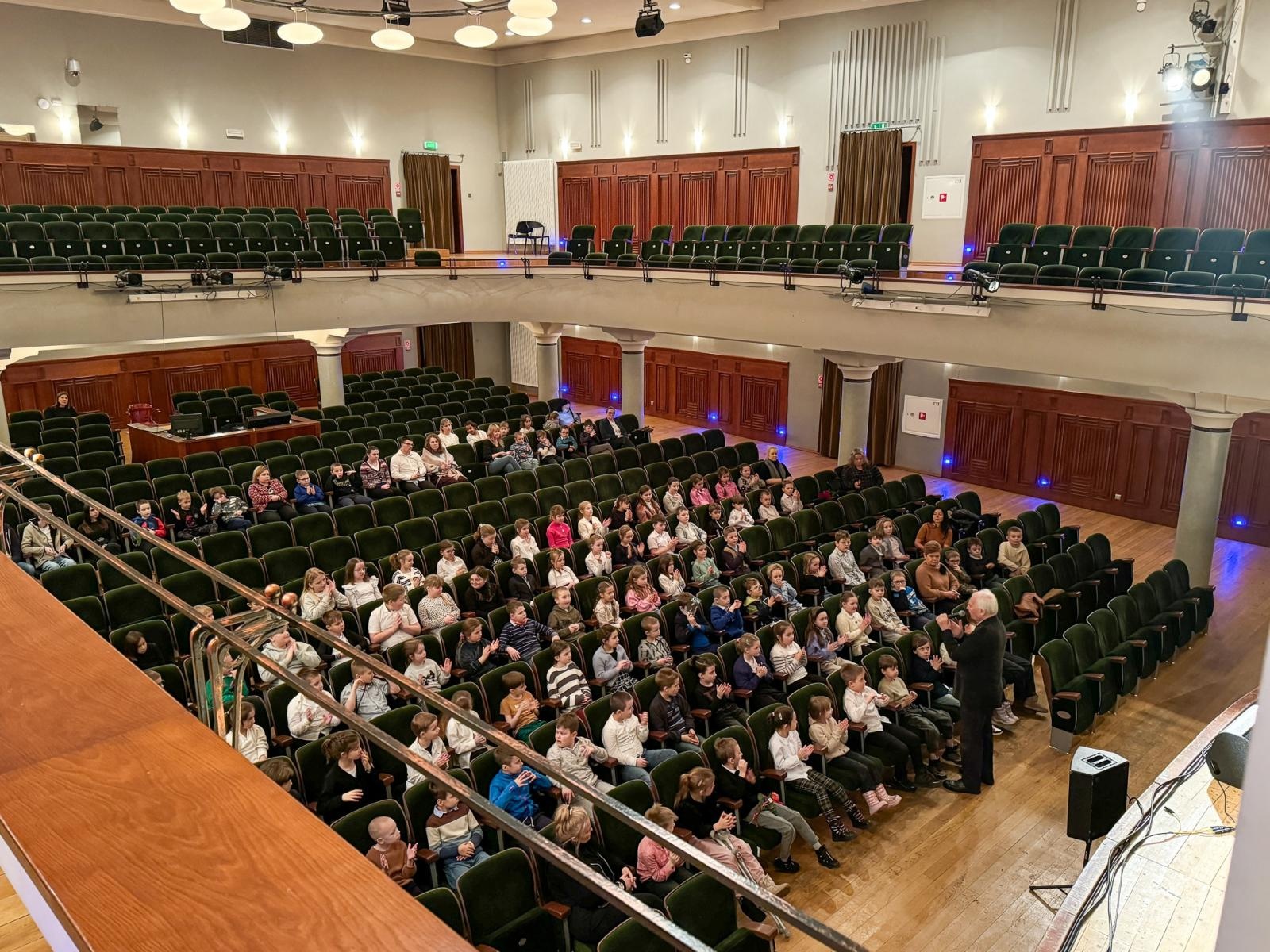 Zdjęcie w galerii na portalu naszraciborz.pl: Największy instrument smyczkowy - KONTRABAS na koncertach umuzykalniających w RCK wiadomości z regionu