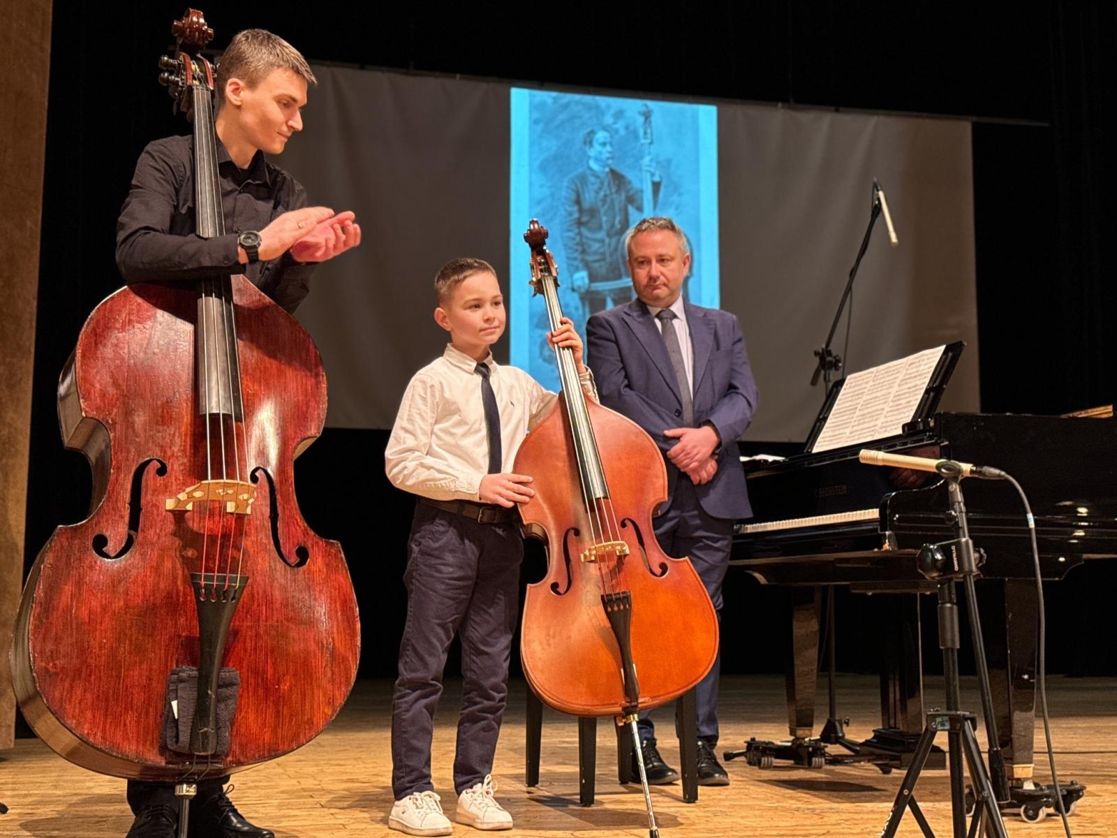 Zdjęcie w galerii na portalu naszraciborz.pl: Największy instrument smyczkowy - KONTRABAS na koncertach umuzykalniających w RCK wiadomości z regionu