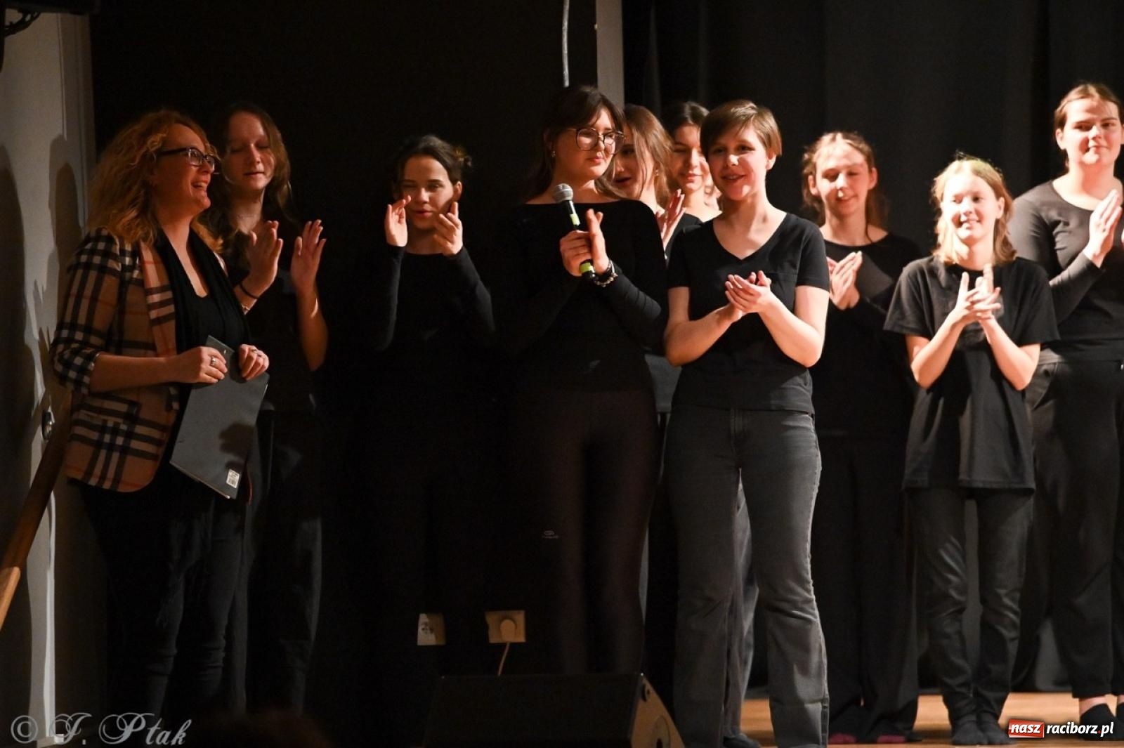 Zdjęcie w galerii na portalu naszraciborz.pl: Magia teatru na scenie MDK. Dwa spektakle Czwartej ściany wiadomości z regionu