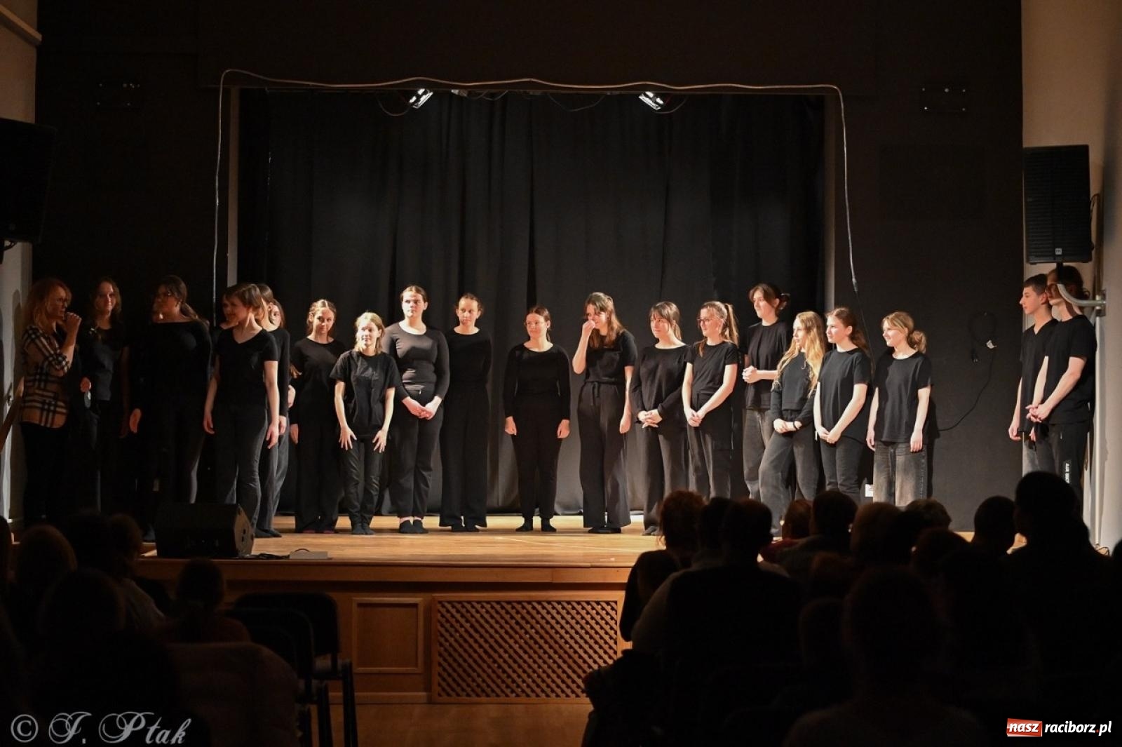 Zdjęcie w galerii na portalu naszraciborz.pl: Magia teatru na scenie MDK. Dwa spektakle Czwartej ściany wiadomości z regionu