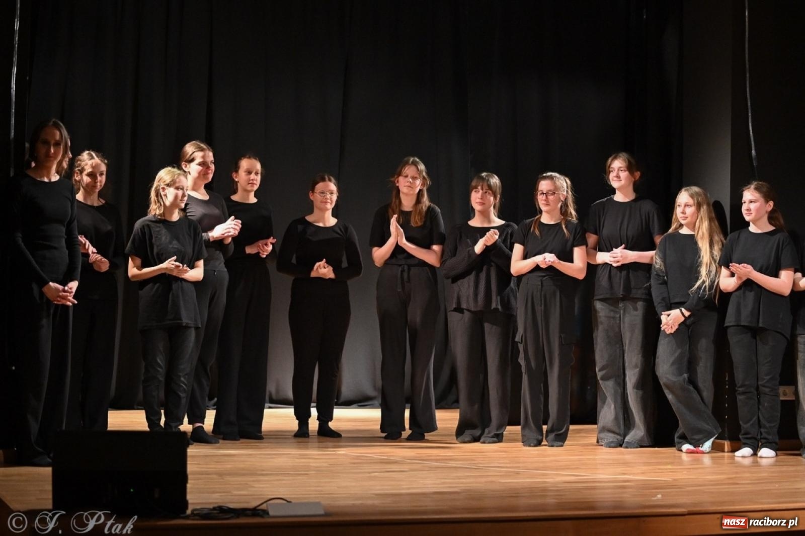 Zdjęcie w galerii na portalu naszraciborz.pl: Magia teatru na scenie MDK. Dwa spektakle Czwartej ściany wiadomości z regionu