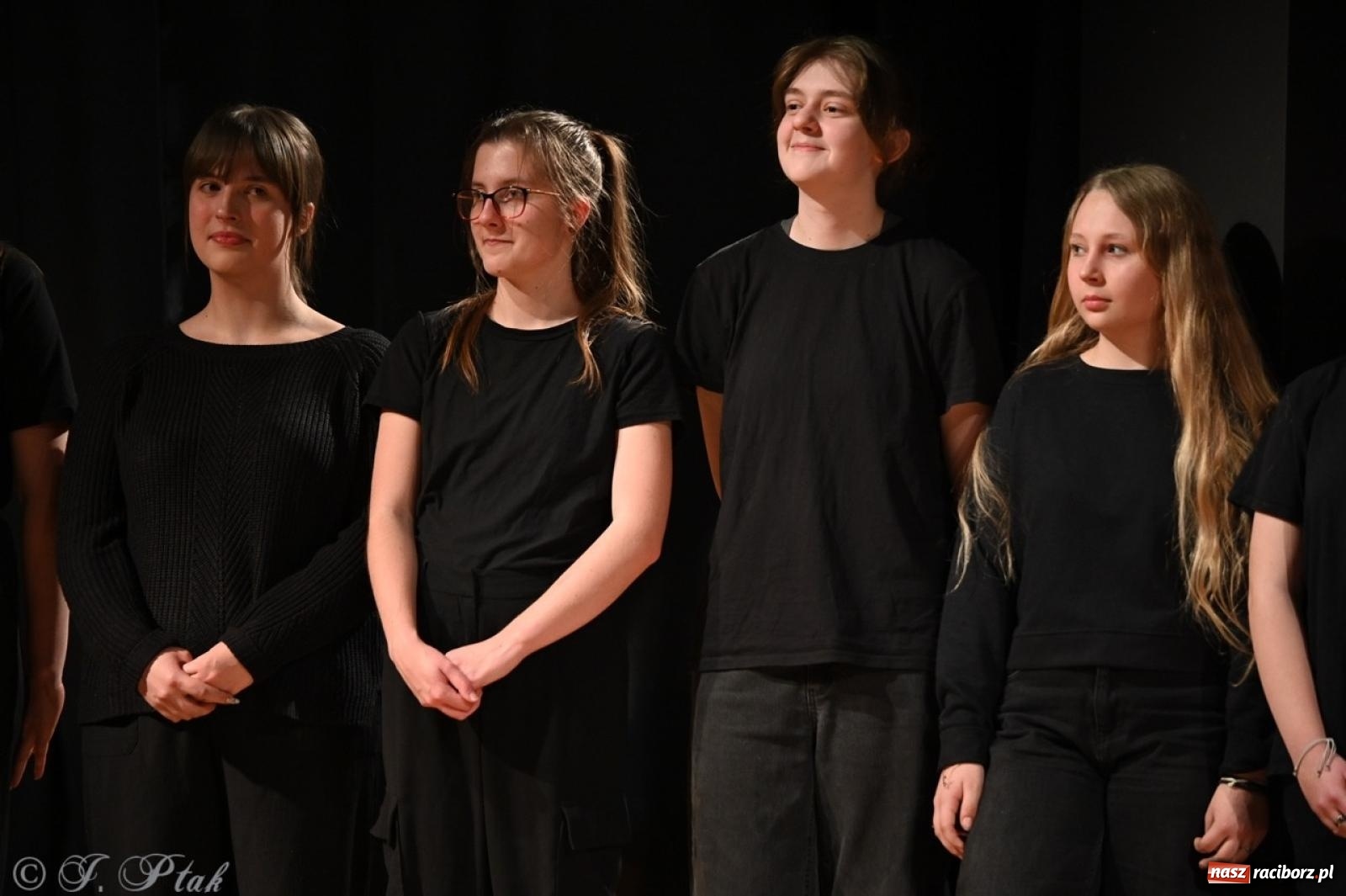 Zdjęcie w galerii na portalu naszraciborz.pl: Magia teatru na scenie MDK. Dwa spektakle Czwartej ściany wiadomości z regionu