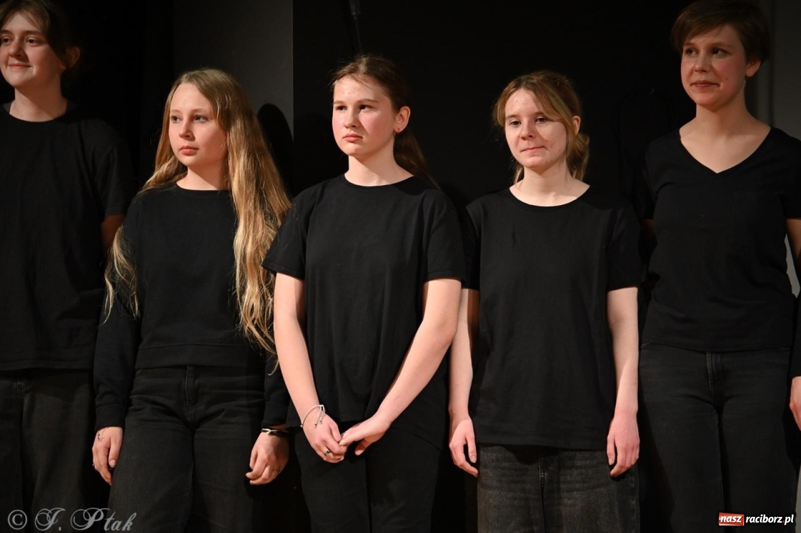 Zdjęcie w galerii na portalu naszraciborz.pl: Magia teatru na scenie MDK. Dwa spektakle Czwartej ściany wiadomości z regionu