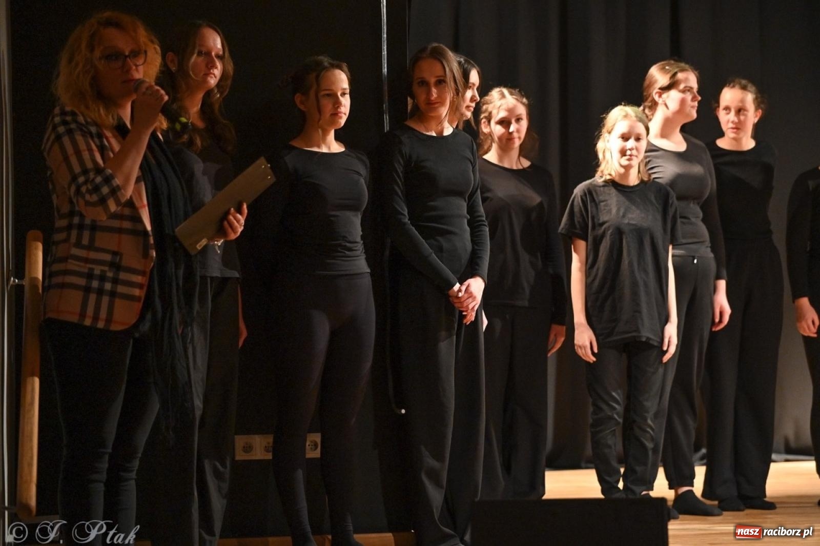 Zdjęcie w galerii na portalu naszraciborz.pl: Magia teatru na scenie MDK. Dwa spektakle Czwartej ściany wiadomości z regionu