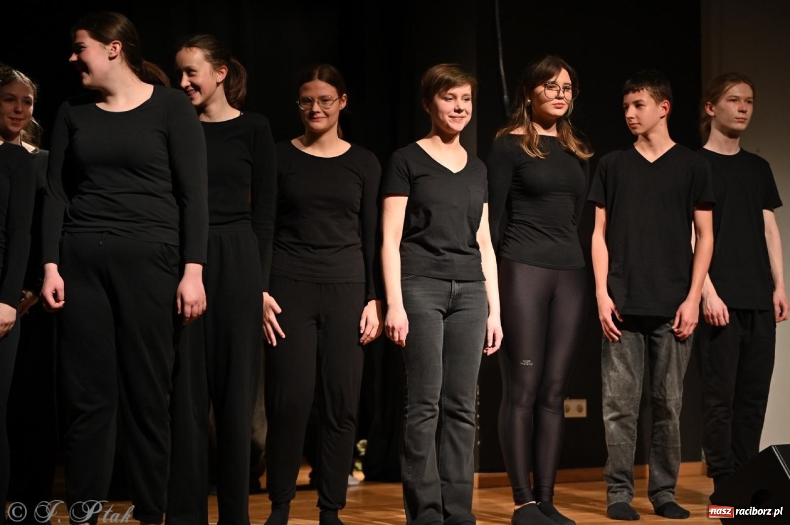 Zdjęcie w galerii na portalu naszraciborz.pl: Magia teatru na scenie MDK. Dwa spektakle Czwartej ściany wiadomości z regionu