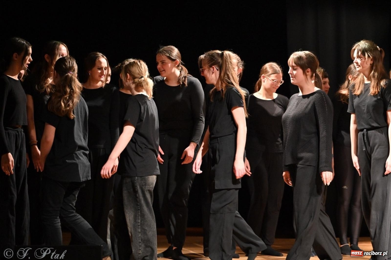 Zdjęcie w galerii na portalu naszraciborz.pl: Magia teatru na scenie MDK. Dwa spektakle Czwartej ściany wiadomości z regionu