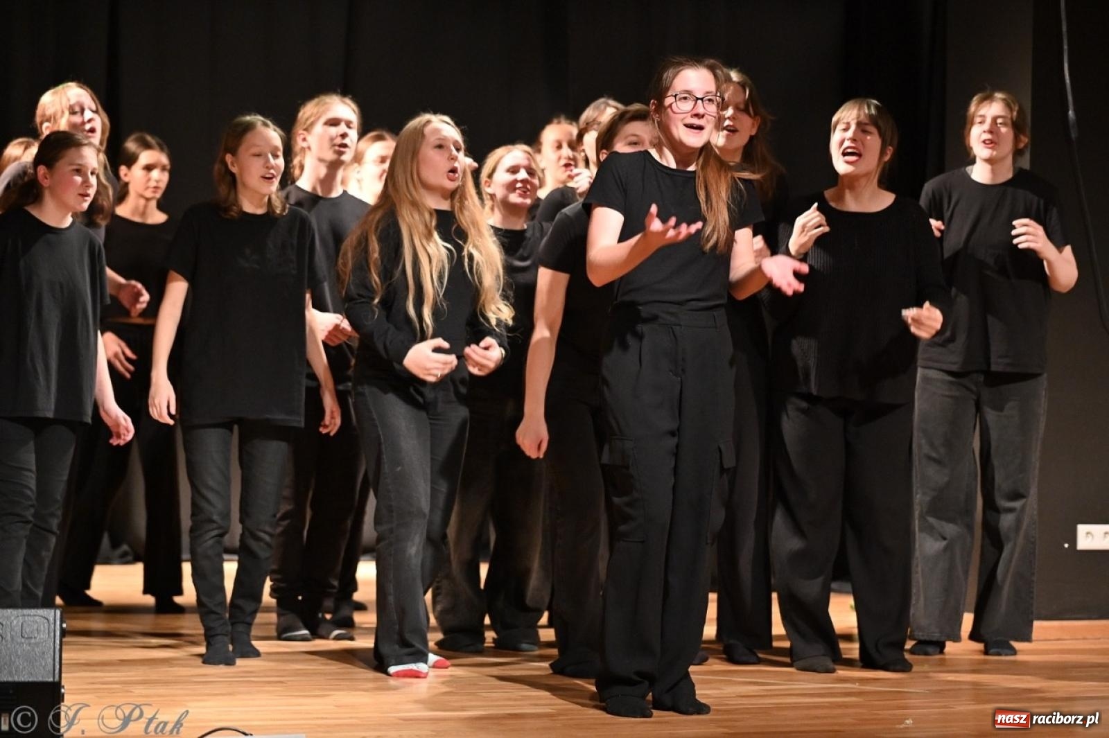 Zdjęcie w galerii na portalu naszraciborz.pl: Magia teatru na scenie MDK. Dwa spektakle Czwartej ściany wiadomości z regionu