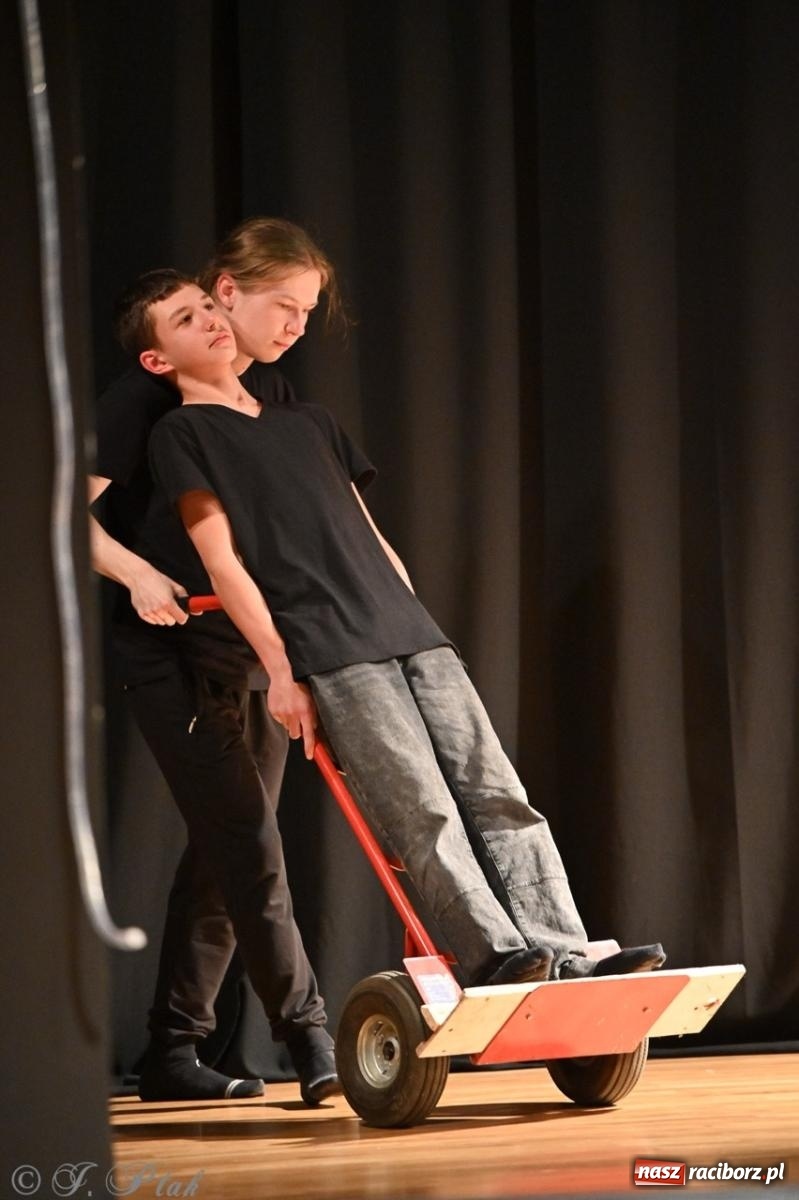 Zdjęcie w galerii na portalu naszraciborz.pl: Magia teatru na scenie MDK. Dwa spektakle Czwartej ściany wiadomości z regionu