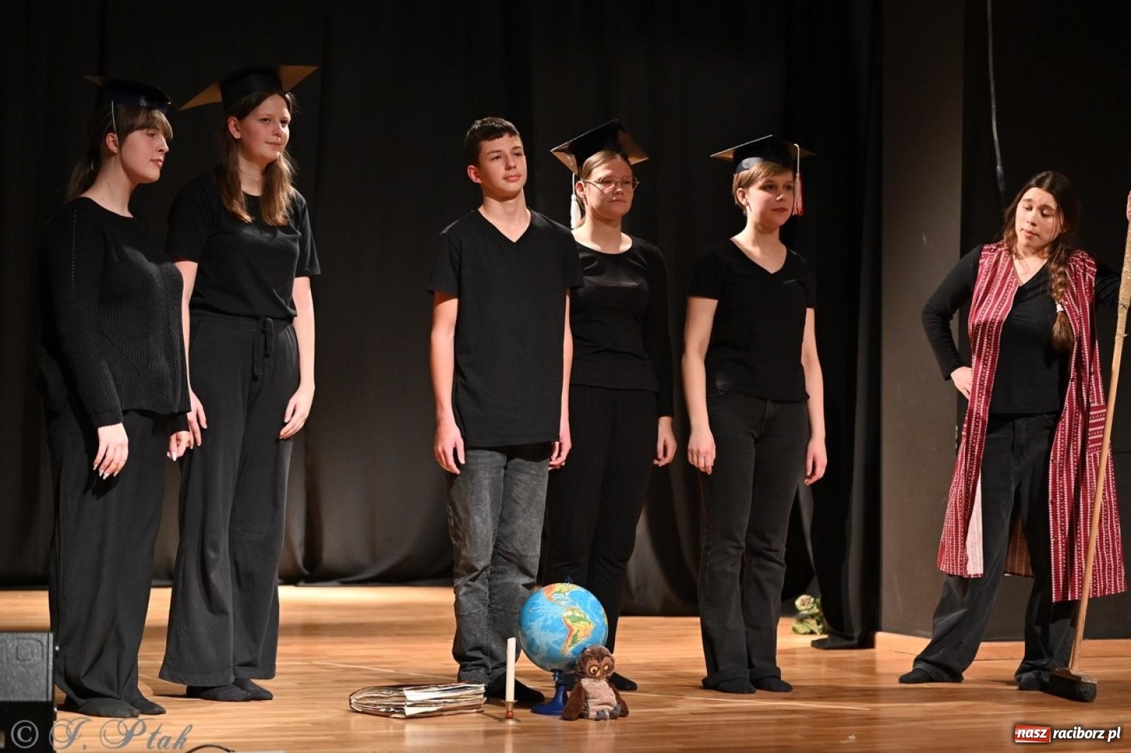 Zdjęcie w galerii na portalu naszraciborz.pl: Magia teatru na scenie MDK. Dwa spektakle Czwartej ściany wiadomości z regionu