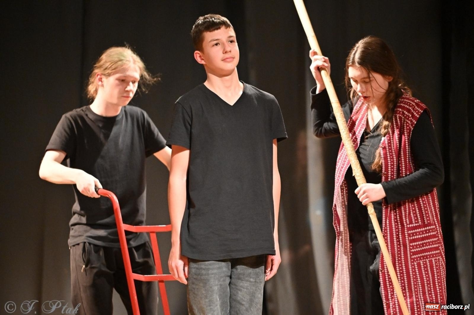 Zdjęcie w galerii na portalu naszraciborz.pl: Magia teatru na scenie MDK. Dwa spektakle Czwartej ściany wiadomości z regionu