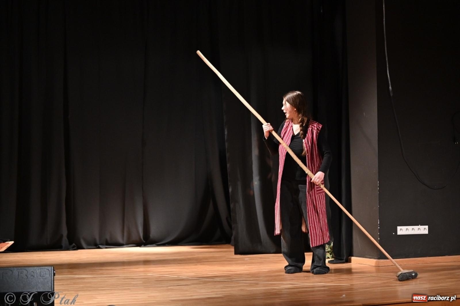 Zdjęcie w galerii na portalu naszraciborz.pl: Magia teatru na scenie MDK. Dwa spektakle Czwartej ściany wiadomości z regionu