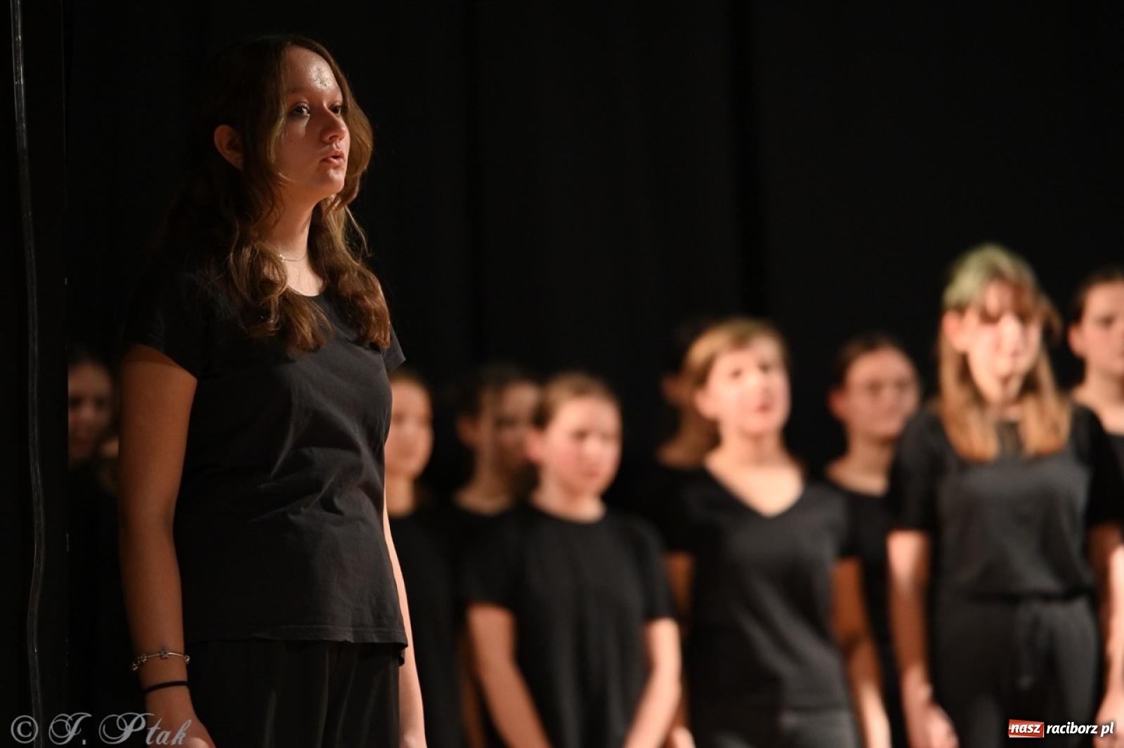 Zdjęcie w galerii na portalu naszraciborz.pl: Magia teatru na scenie MDK. Dwa spektakle Czwartej ściany wiadomości z regionu