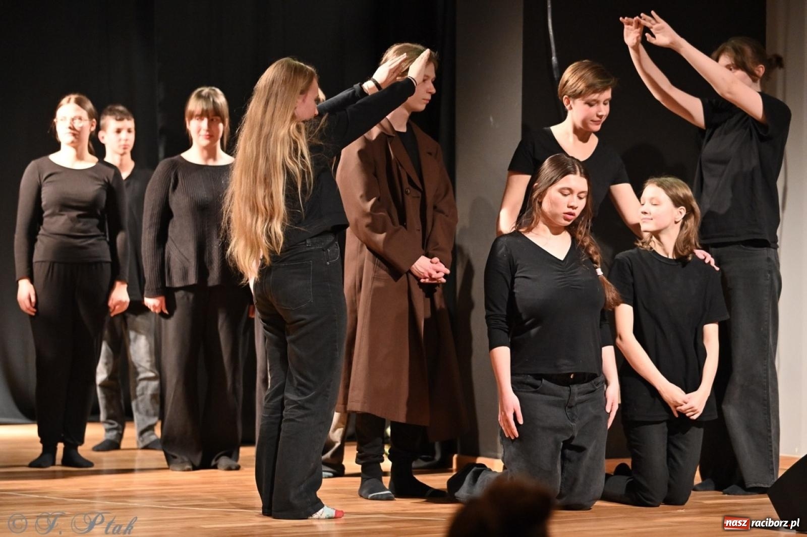 Zdjęcie w galerii na portalu naszraciborz.pl: Magia teatru na scenie MDK. Dwa spektakle Czwartej ściany wiadomości z regionu