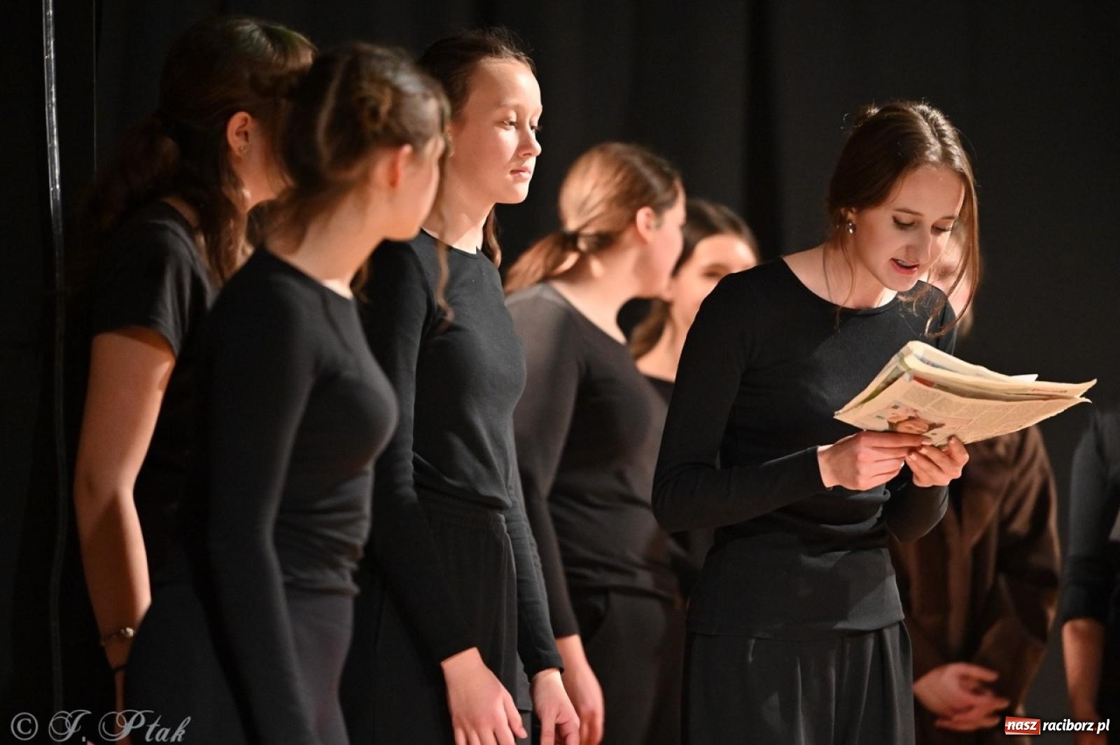 Zdjęcie w galerii na portalu naszraciborz.pl: Magia teatru na scenie MDK. Dwa spektakle Czwartej ściany wiadomości z regionu