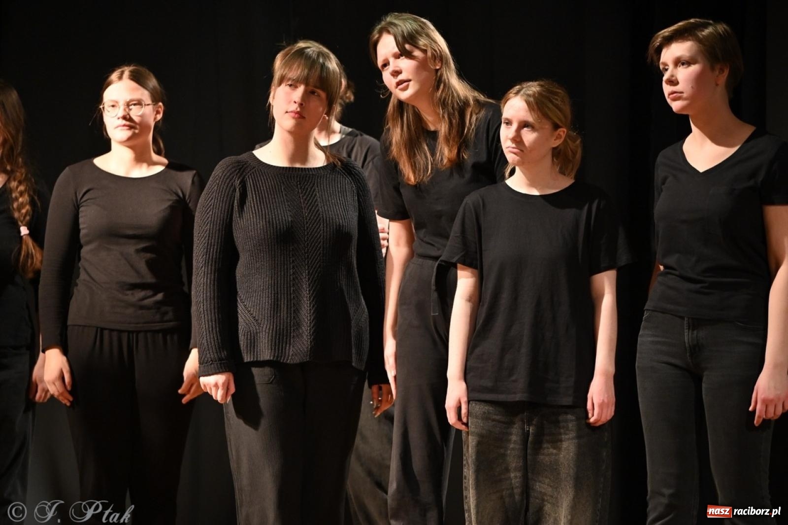 Zdjęcie w galerii na portalu naszraciborz.pl: Magia teatru na scenie MDK. Dwa spektakle Czwartej ściany wiadomości z regionu